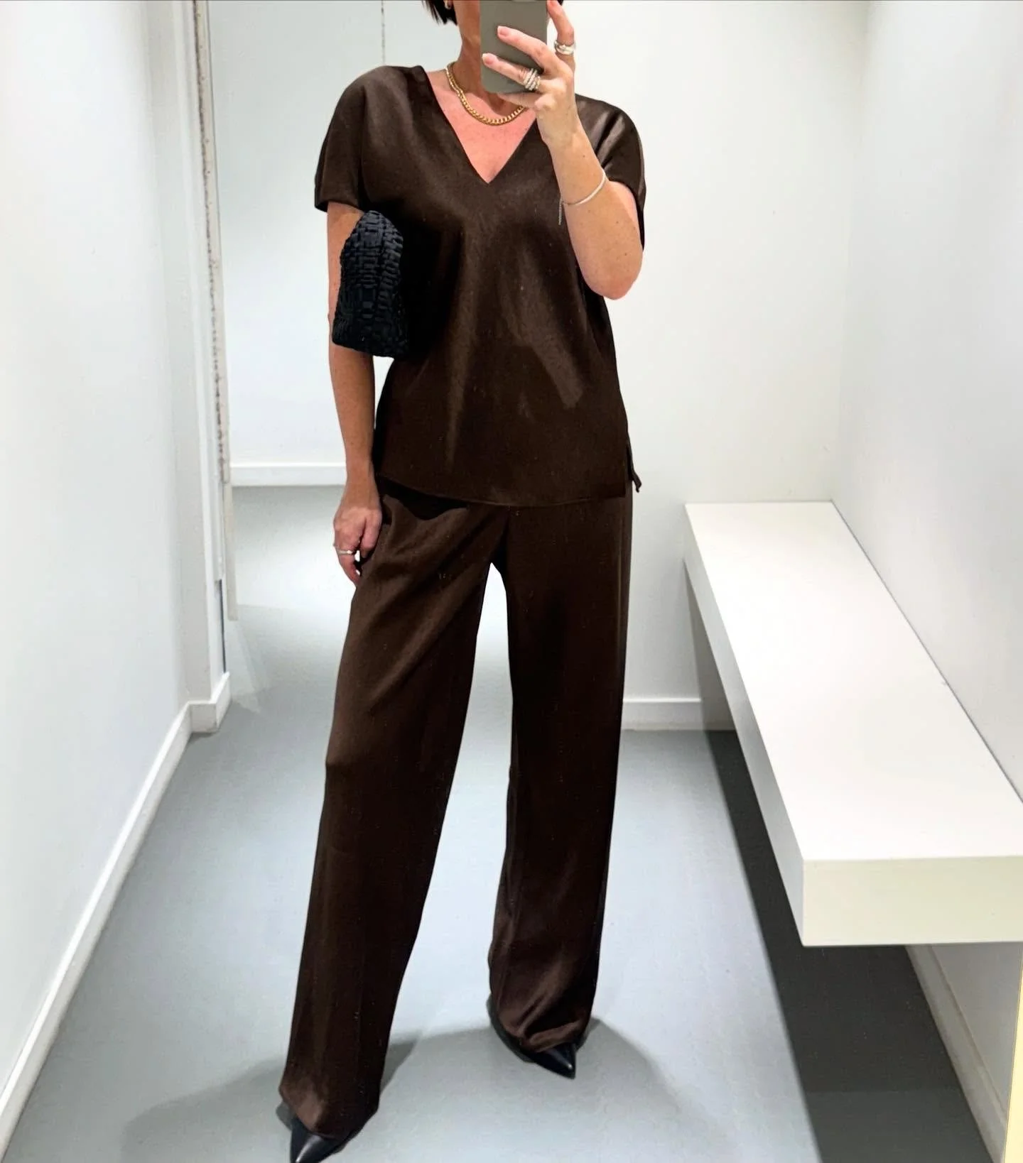 Bias satin pants og topp fra VINCE💫

Velkommen innom 10-16 i dag.

#vince #satin #timeless #minimalism #neozsandefjord