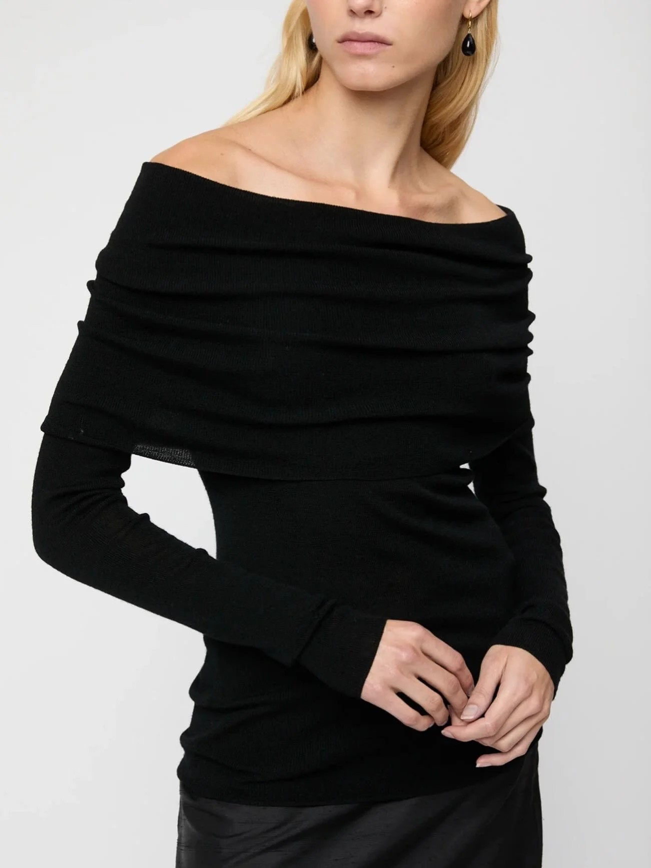 Off Shoulder Knit Top i merinoull fra @fallwinterspringsummer ✨

Velkommen innom 10-17 i dag.

#fwss #timelessfashion #extrafinemerinowool #neozsandefjord