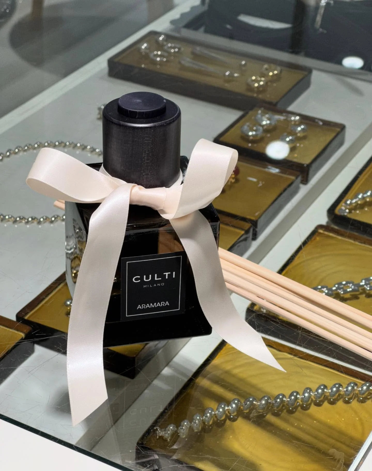 Culti Milano er et italiensk luksusmerke kjent for sine eksklusive duftpinner. Med de rene linjer og sofistikerte dufter, skaper merket en atmosf&aelig;re av eleganse og velv&aelig;re. Culti er anerkjent for sin innovative tiln&aelig;rming til hjemme