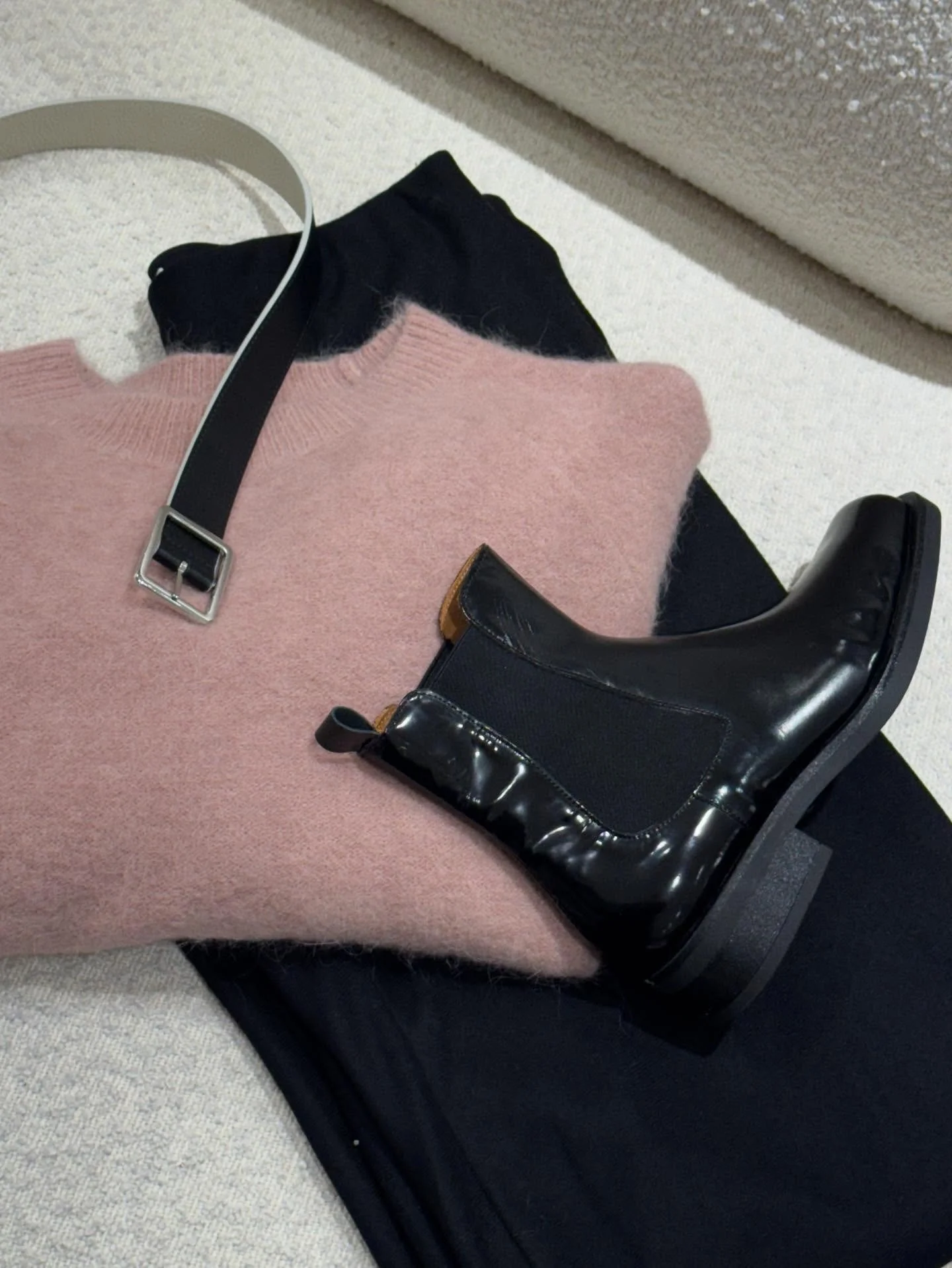 Vince bukse og genser &bull; Bukela boots &bull; MAISON BOINET Belte💫

Velkommen innom 10-18 i dag.

#vince #bukelq #maisonboinet #timelesspieces #neutraltones #neozsandefjord