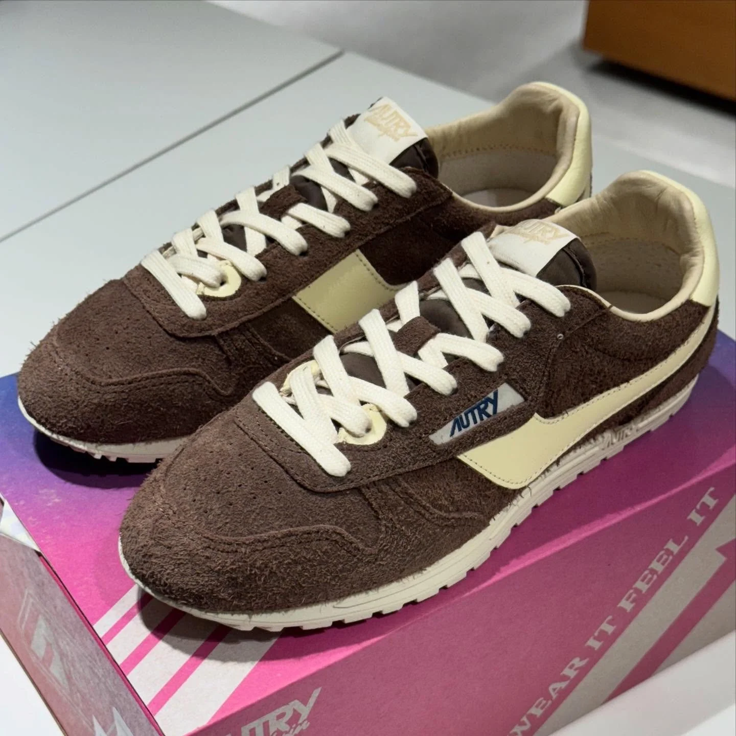 Nyheter fra AUTRY 🎄💫 Windspin Sneakers.

Lille Julaften &aring;pent 10-18 - VELKOMMEN❤️

#autry #sneakers #newin #neozsandefjord