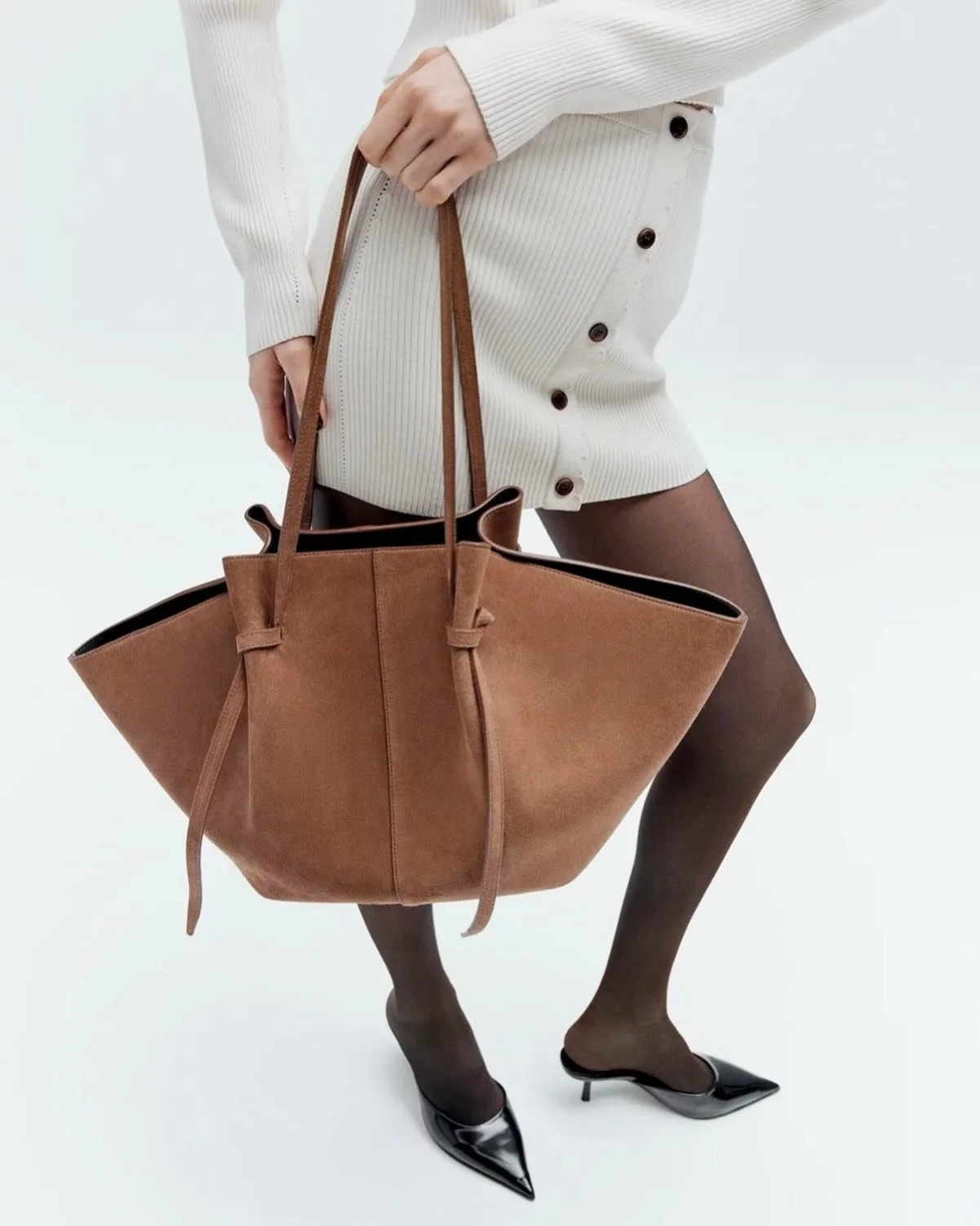 Vi nyter fine romjulsdager, men er p&aring; plass i butikken 10-16 i morgen💫 Velkommen innom!
 
Large Mochi fra YUZEFI er en eksklusiv hverdagsveske som kombinerer funksjonalitet med en skulpturell silhuett. Flere farger og st&oslash;rrelser i butik