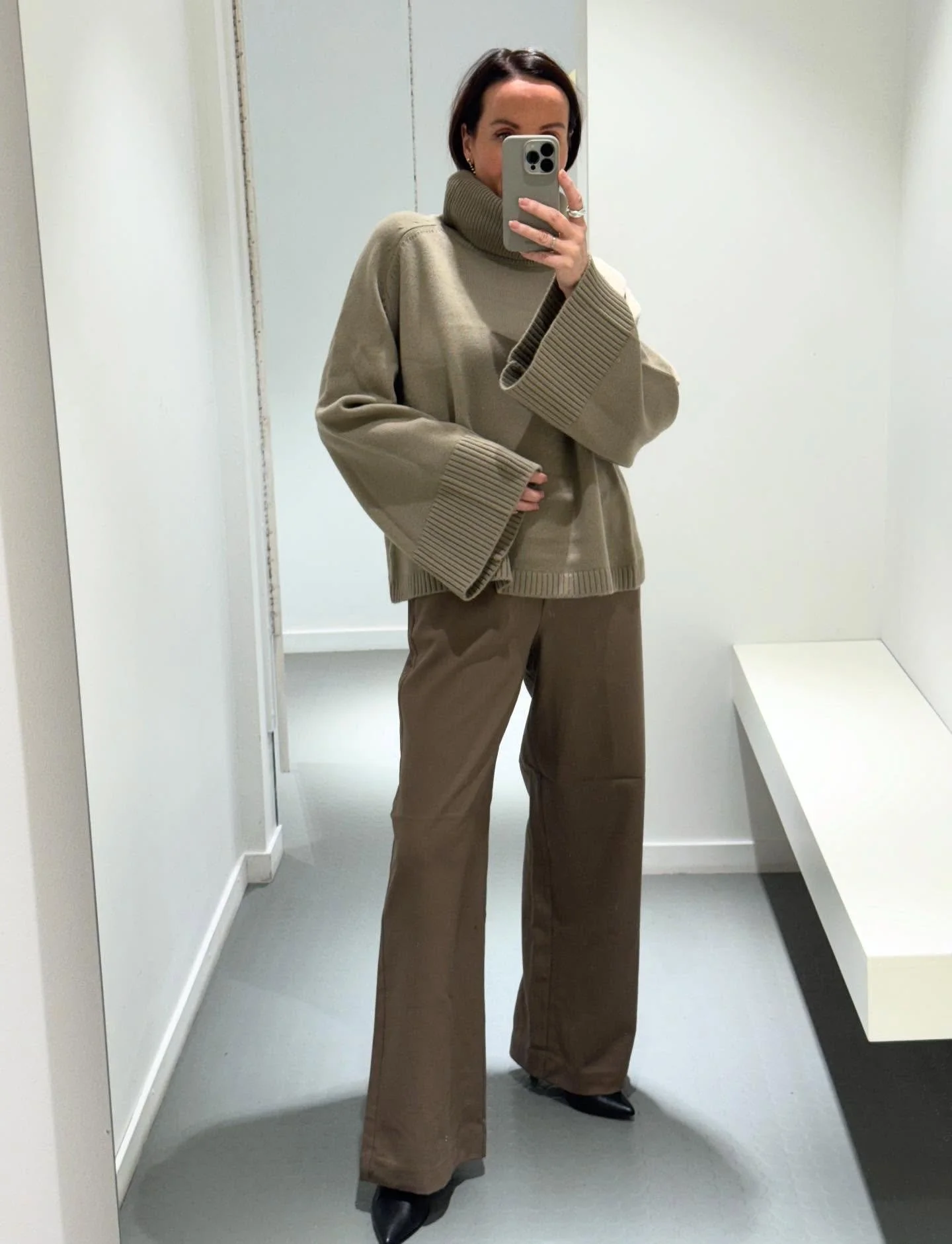 Gledelig Jul 💫 &Aring;pent 10-16 i dag.
- Bukse og genser fra FWSS.

 #fwss #presping #timeless #neozsandefjord