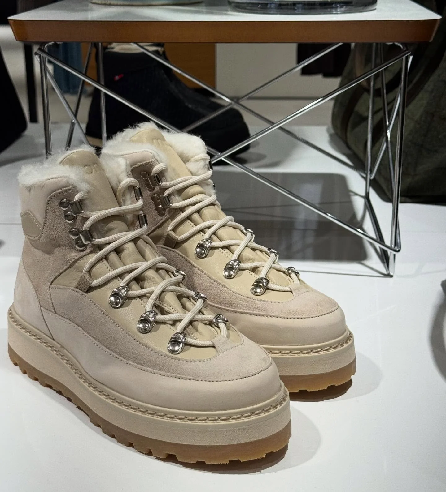 MONO -  Tag Cap 🤍
Premium italiensk skinnkvalitet. Vinterf&ocirc;ret med myk lammepels. 

Velkommen innom 10-16 i dag!

#monofoo #winteressentials #timeless #neozsandefjord