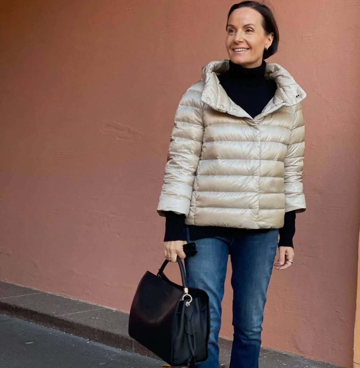 Vi har f&aring;tt inn noen f&aring; st&oslash;rrelser av Sofia jacket fra HERNO - ogs&aring; i sort! 💫

Velkommen innom 10-16 i dag.

#herno #sofia #iconic #timeless #neozsandefjord