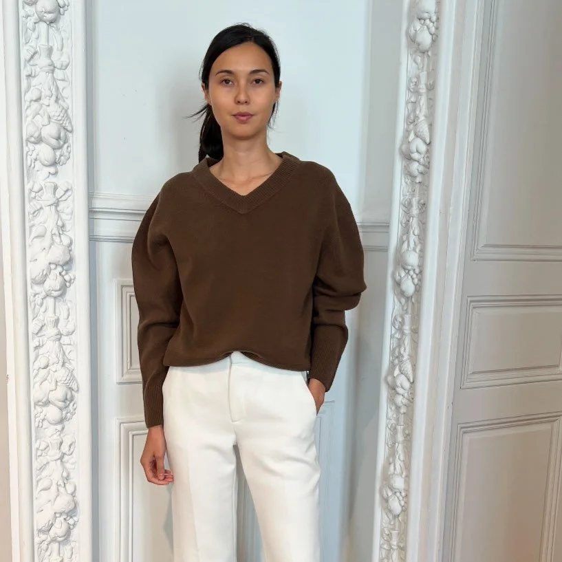 VINCE genser i en deilig ull/kashmir blanding. 
Med V-utringning og brede ribbekanter gir den et rent og tidl&oslash;st uttrykk 🤎

Velkommen 10-17 i dag. Vi er i gang med salget og du kan gj&oslash;re noen kupp p&aring; tidl&oslash;se kvalitetsvarer