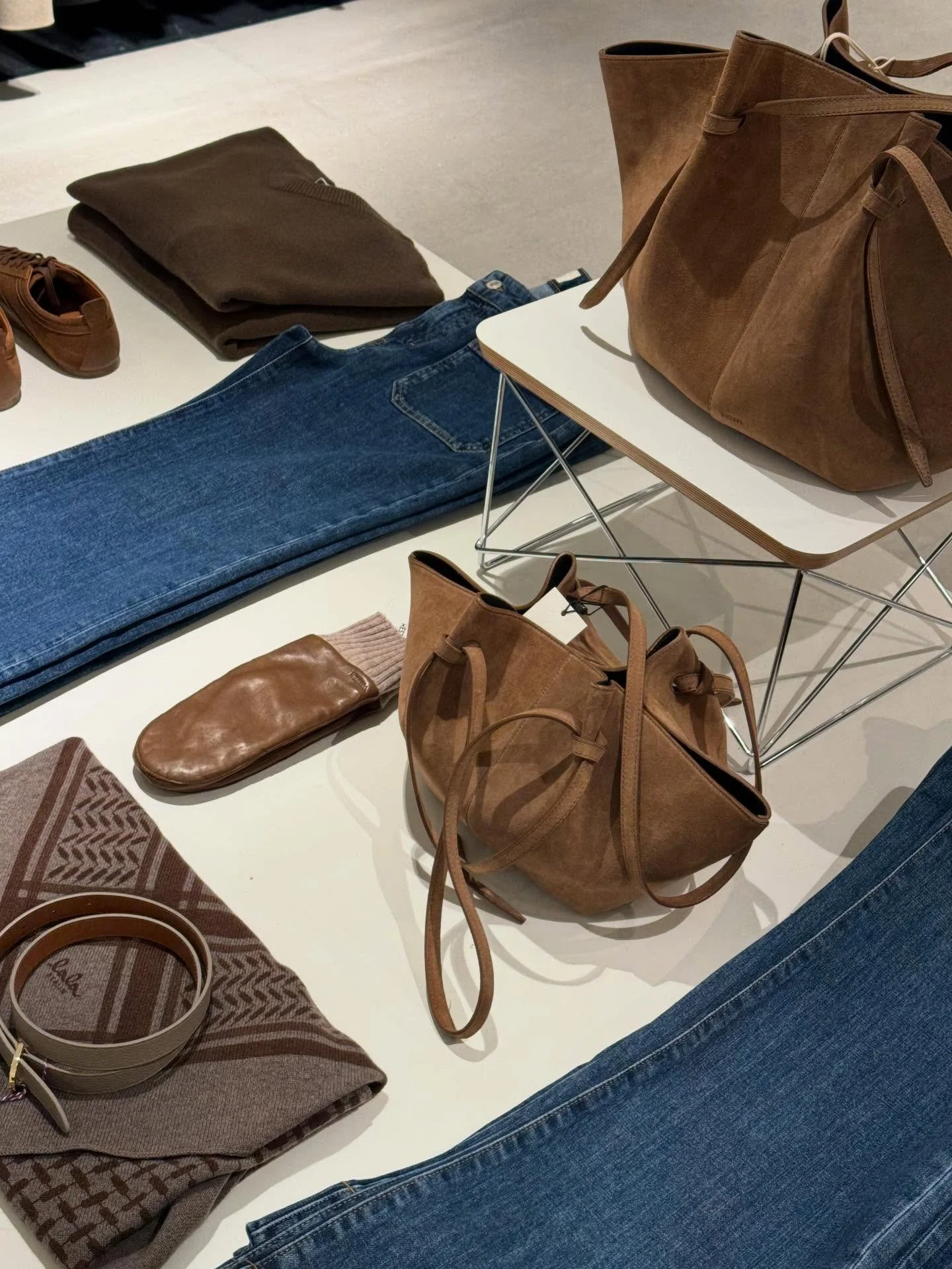 Bl&aring;tt og brunt___ ♡
Vi kommer til &aring; se mye brunt denne v&aring;ren. Kombinasjonen med bl&aring;tt er sofistikert og lekkert.

Velkommen innom 10-17 i dag.