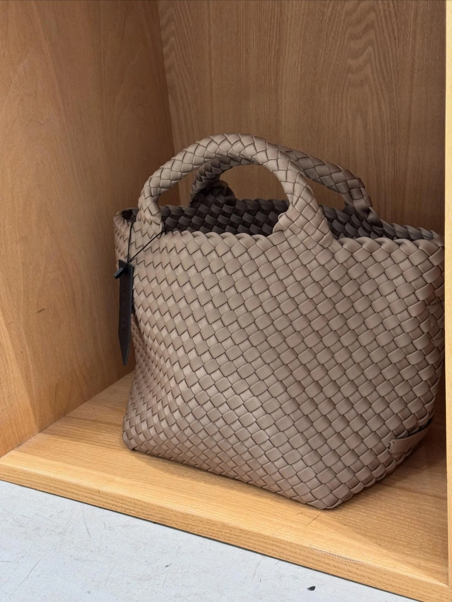 St. Barths S fra Naghedi 🤎 

L&oslash;rdag &aring;pent 10-16 - Velkommen innom.

#naghedinyc #neoprenebag #neozsandefjord