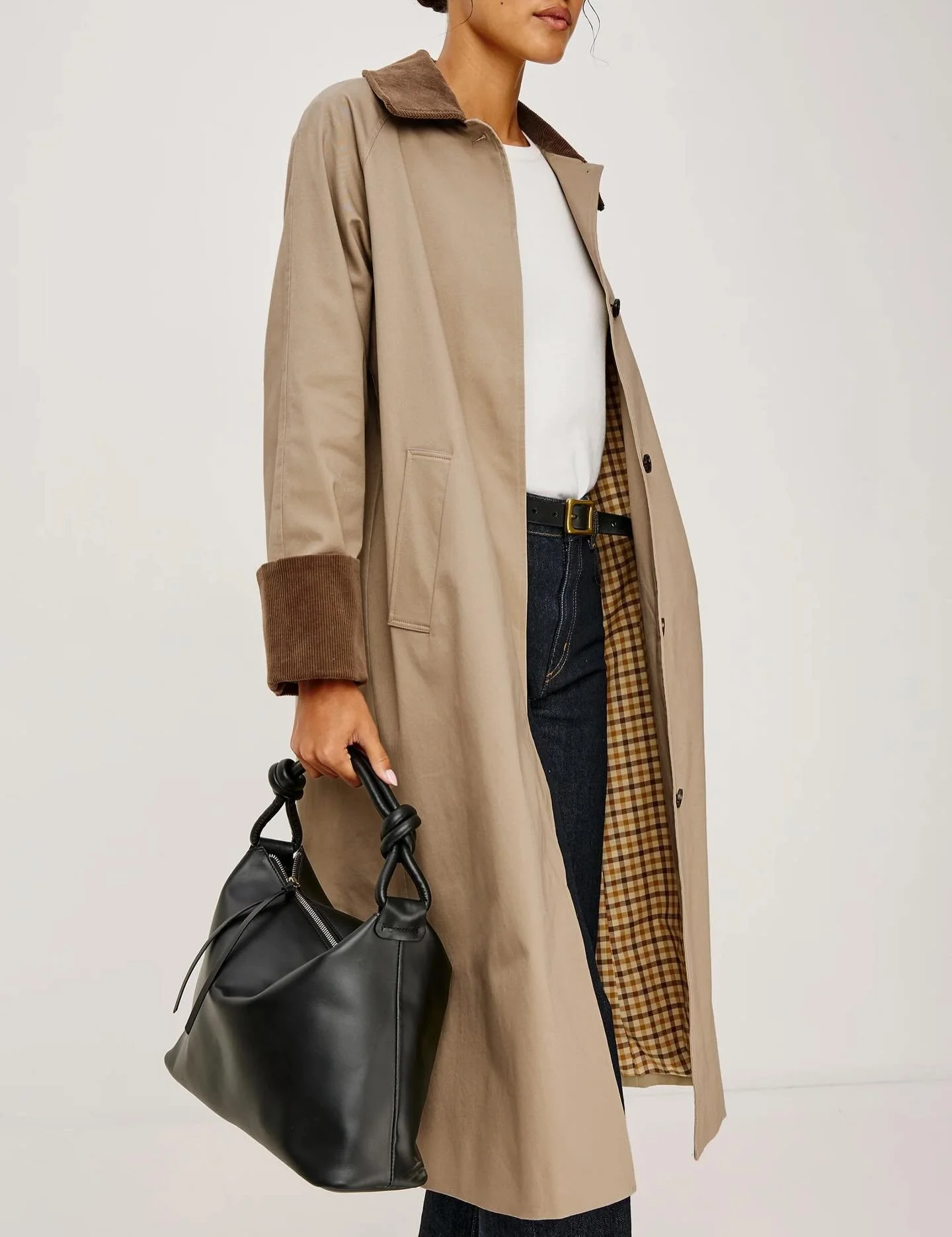 Nyhet fra @rails🤎
Levy er en tidl&oslash;s og sofistikert trenchcoat med en str&oslash;mlinjeformet silhuett. Den har kontrastfarget kordfl&oslash;yelskrage og mansjetter, skjult knappestolpe, sidelommer, rutete f&ocirc;r og splitt bak. 

Velkommen 