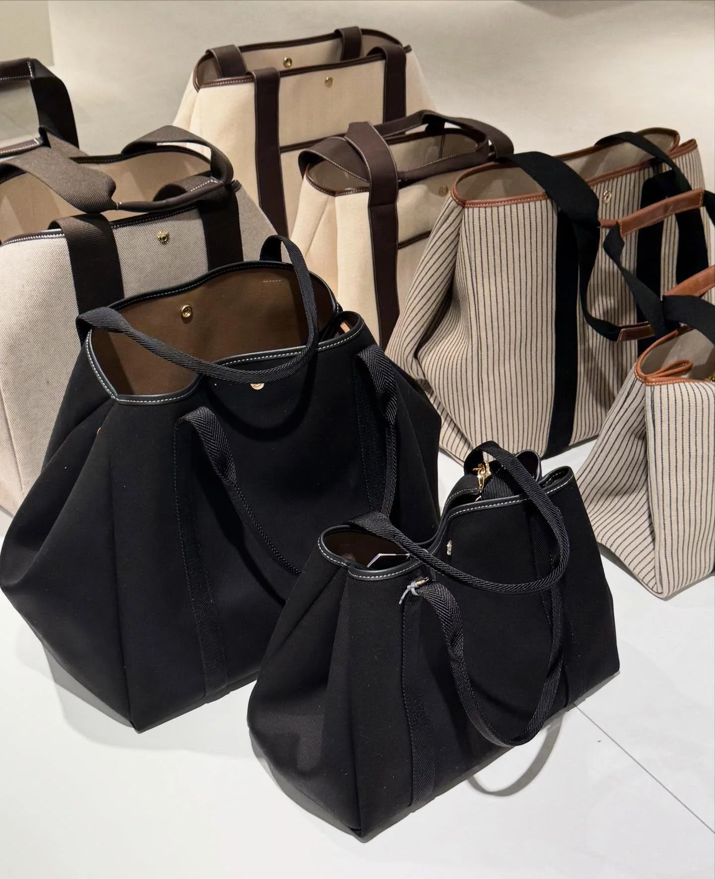 Nyheter fra Rue De Verneuil 🤍
Tidl&oslash;se tote bags i elegante materialer og klassiske farger &ndash; perfekte b&aring;de til hverdagen og reisen. Fransk design p&aring; sitt beste.

Velkommen innom 10-17 i dag🤍

#ruedeverneuil #totebags #timele