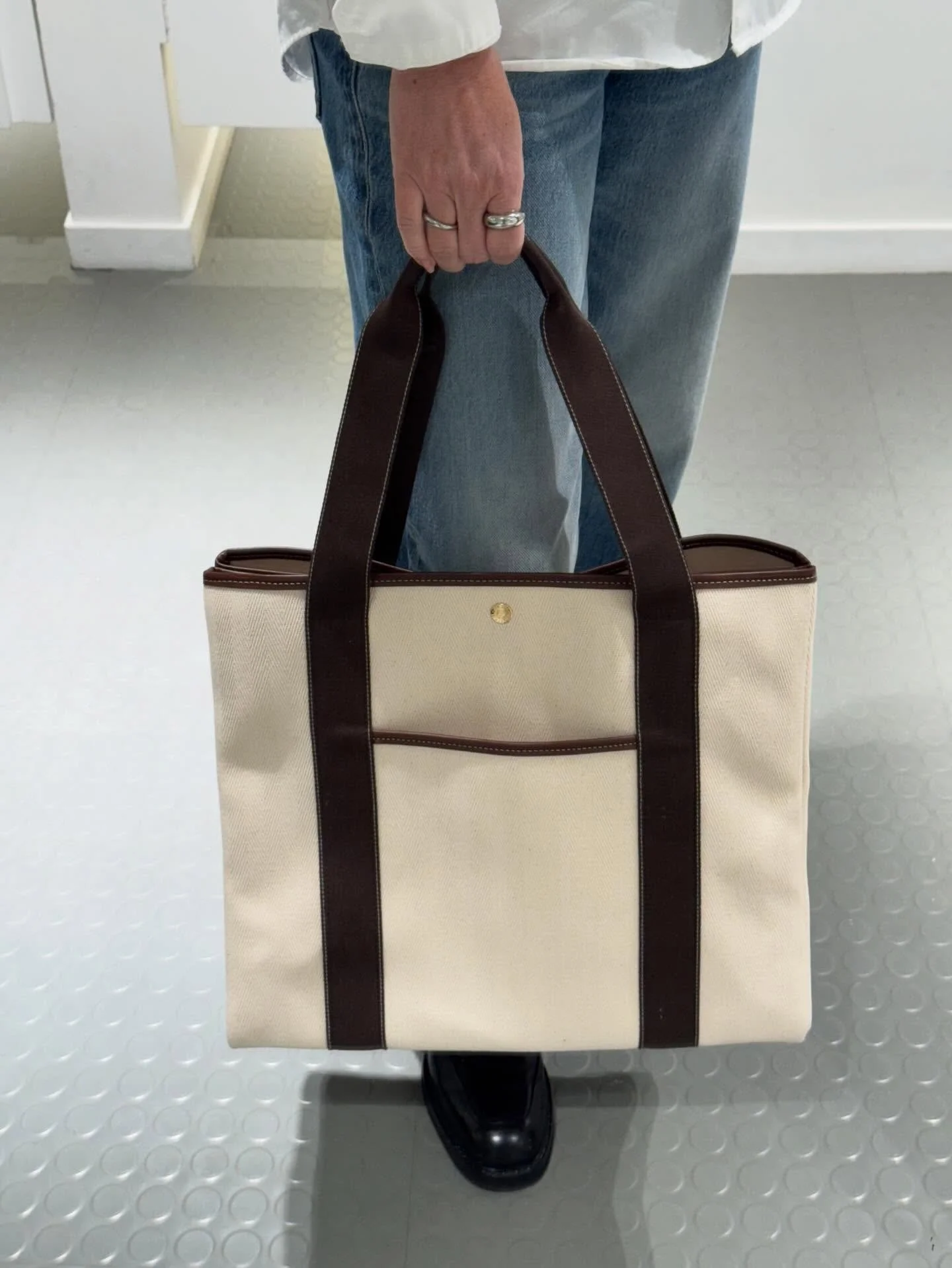 Fine nyheter fra Rue De Verneuil 🤍
En romslig Tote veske laget i slitesterkt bomullsstoff.
Et gjennomtenkt og fleksibelt design gj&oslash;r vesken ekstra allsidig: sidene kan &aring;pnes eller lukkes etter &oslash;nske, slik at formen og st&oslash;r