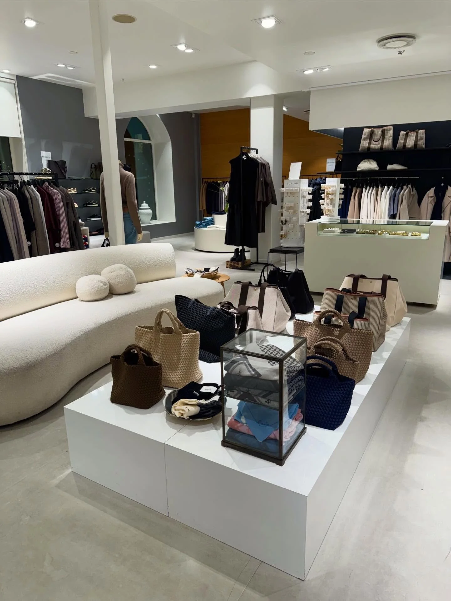 Det er l&oslash;rdag og vi er p&aring; plass 10-16🤍 Velkommen innom for gode tilbud. Vi har ogs&aring; pakket opp nyheter fra flere av v&aring;re leverand&oslash;rer🤗

#springnews #wintersale #neozsandefjord