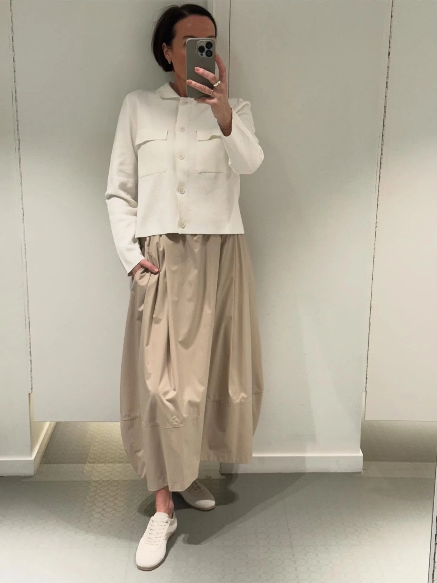 Denne sesongen har vi forelsket oss i hvitt og beige 🤍
Fra kritthvitt til off-white &ndash; vakkert kombinert med beige nyanser.

Skj&oslash;rt og cardigan fra Gran Sasso🤍 Velkommen innom 10-17.

#gransasso #timeless #quietluxury #neozsandefjord