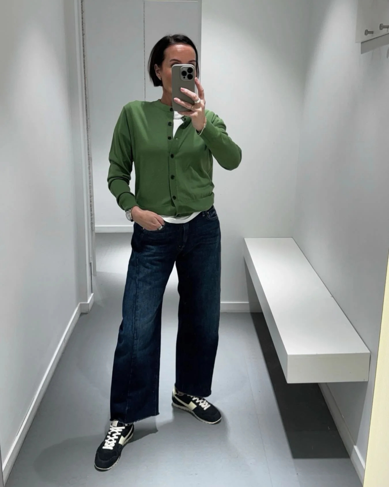 Gr&oslash;nn glede fra Julie Josephine_ 🍀 
Cardigan i merinoull &bull; Barrel jeans fra Mother &bull; Sneakers fra Autry.

Velkommen 10-18 i dag.

#juliejosephine #motherdenim #autry #neozsandefjord