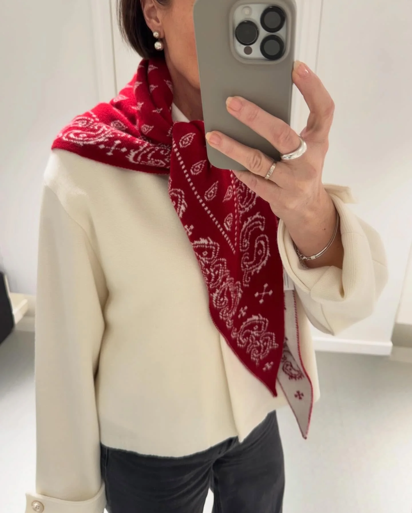 The Wild Rag fra Guest in Residence er et eksklusivt skjerf i 100% kasjmir, designet med klassisk bandanam&oslash;nster i kontrastfarger. Like fint p&aring; begge sider❤️

Merket er grunnlagt av Gigi Hadid. Hennes visjon er slow fashion, utvikle kl&a