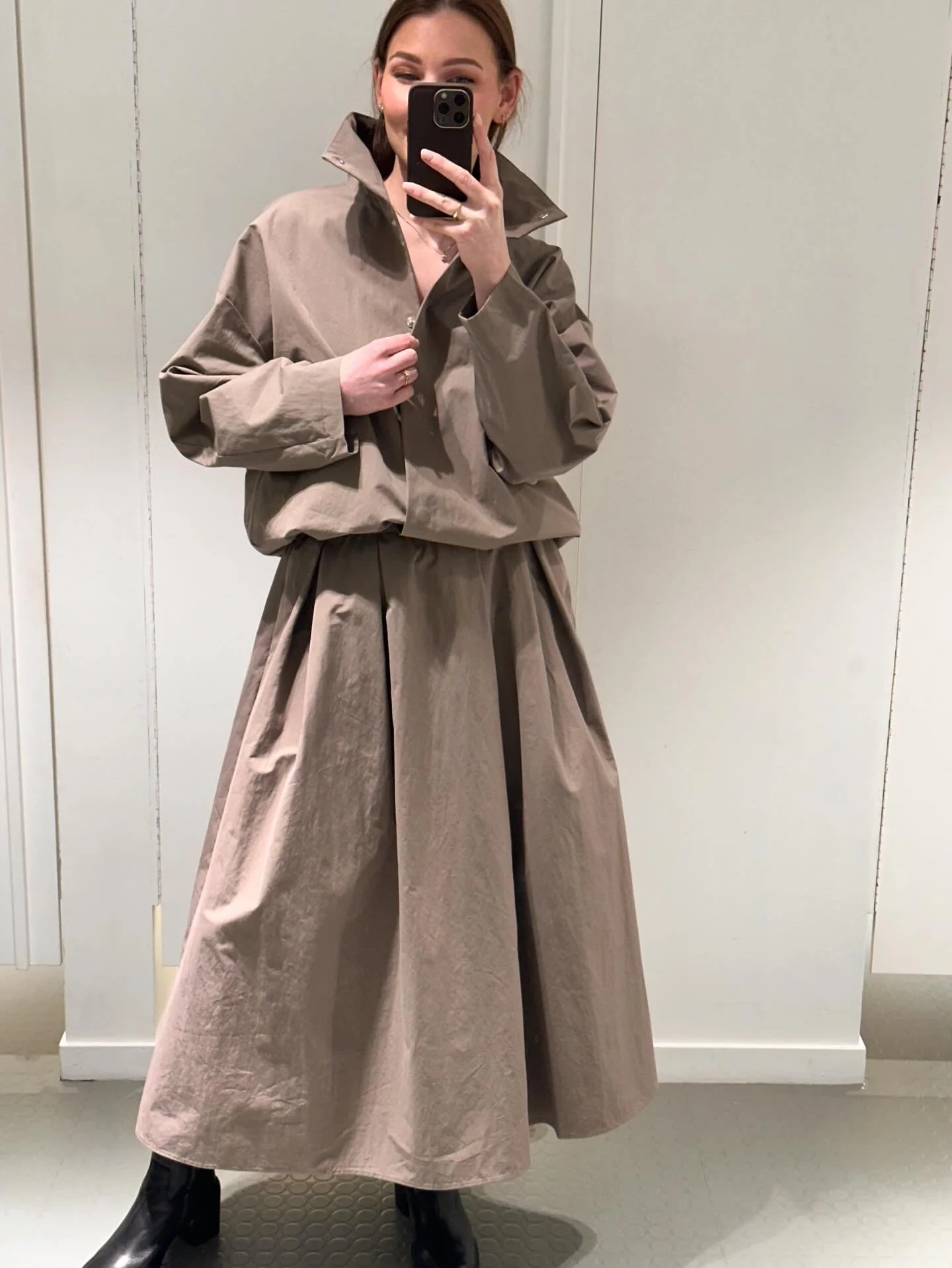 Sorina Skirt og Sarou Jacket fra @worldofstylein 🤎

Velkommen innom 10-17 i dag. SALGSVARER - 50%.

#stylein #timelessdesign #slowfashion #neozsandefjord