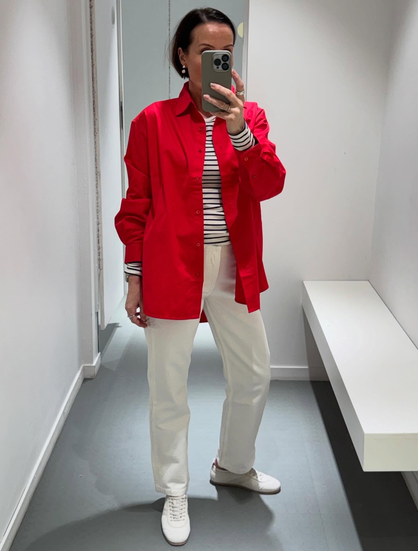 Solen skinner og vi kjenner v&aring;ren n&aelig;rmer seg 🌱
R&oslash;d skjorte og lyse jeans❤️

Skjorte fra FWSS &bull; Jeanerica jeans &bull; Blue topp med striper. Velkommen innom 10-17 i dag.

#fwss #jeanerica #bluesportswear #timelesspieces #neoz