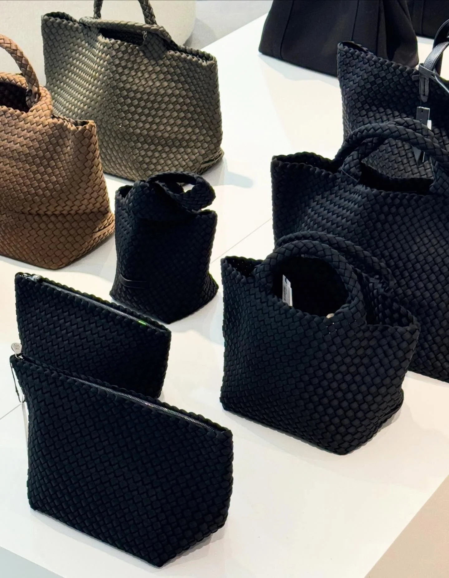 Ny leveranse fra NAGHEDI🌱

Naghedi er et luksuri&oslash;st merke kjent for sine h&aring;ndlagde vesker i neopren. De kombinerer moderne design med tidl&oslash;s kvalitet. 
Vi har fargene sort, mink, cashmere, ercu, r&oslash;d og olive.