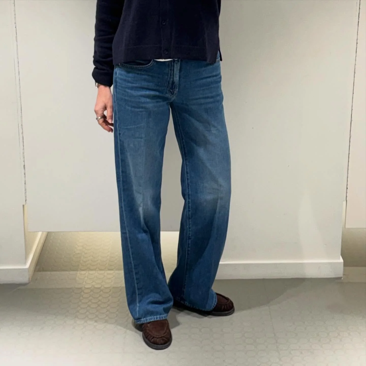 MOTHER - The Mid Rise Maven Skimp.
- en rett modell uten stretch.

Velkommen 10-17 i dag 🌱

#motherdenim #neozsandefjord