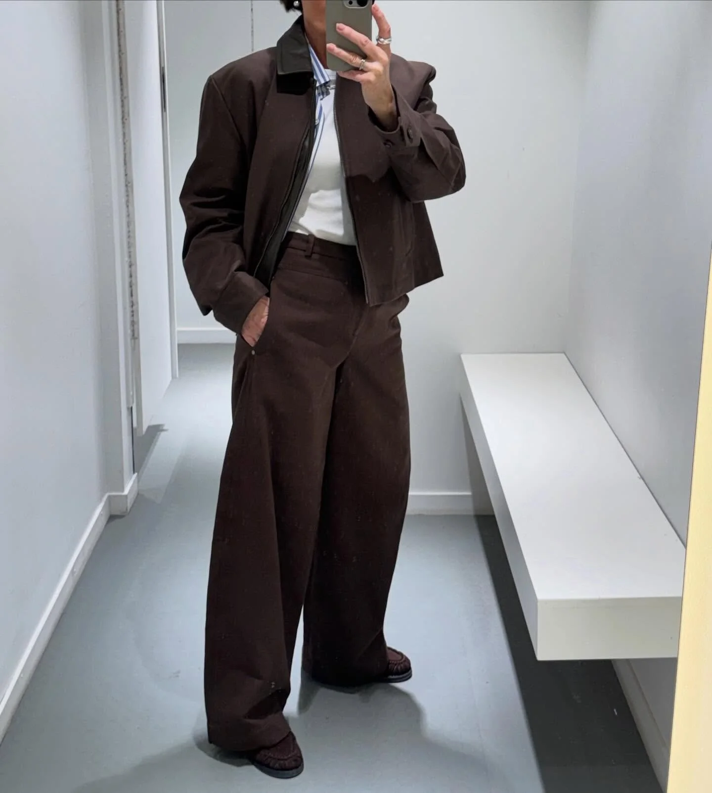 Brunt er fortsatt en stor farge for v&aring;ren 🌱🤎

-Bukse og jakke fra Vince. Velkommen 10-17.

#vince #springnews #timelessdesign #neozsandefjord