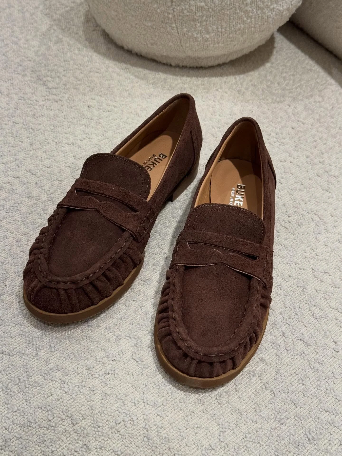 Vi har endelig f&aring;tt inn Maya Loafers fra Bukela 🤎🌱

Den er laget i italiensk semsket skinn med  lett gummis&aring;le. En klassisk og komfortabel sko.

Velkommen 10-16 i dag.

#bukela #leather #loafers #neozsandefjord