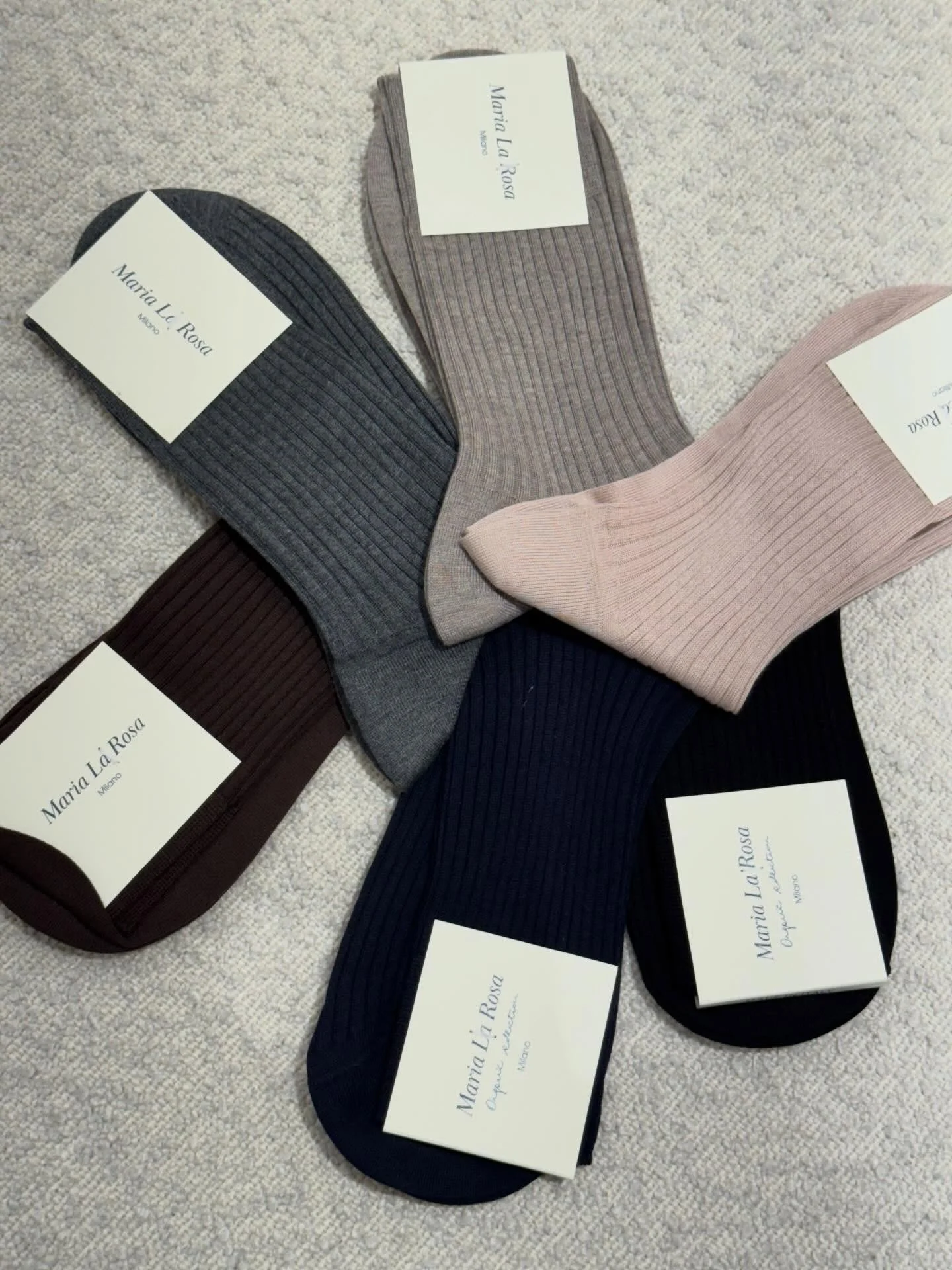 P&aring;fyll av luksuri&oslash;se bomullssokker fra Maria La Rosa 🤍

Velkommen innom 10-17 i dag🌱

#marialarosa #luksusihverdagen #tidl&oslash;sstil #minimalstyle #neozsandefjord