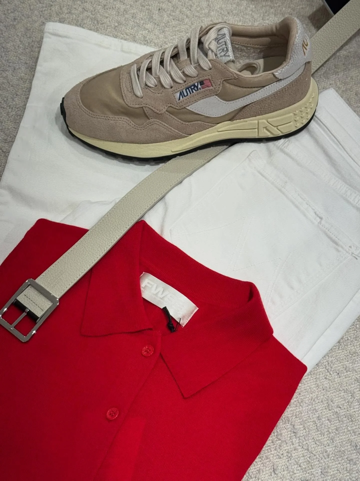 V&aring;rf&oslash;lelser🌱 
Mother denim &bull; FWSS topp &bull; Autry sneakers.

Velkommen 10-17 i dag🌱

#motherdenim #fwss #autry #minimalstyle #neozsandefjord