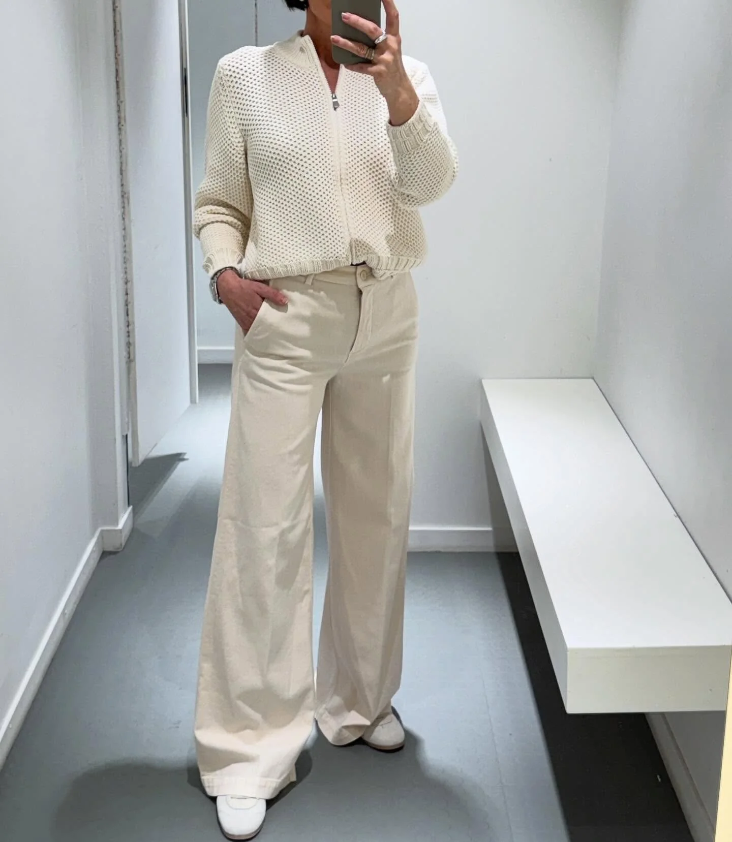 Ny sesong og n&oslash;ytrale farger gir p&aring;fyll av mer energi🌱🤍
Bukse fra Seductive &bull; Cardigan fra Gran Sasso &bull; Jim Rickey sneakers.

Velkommen 10-17 i dag🌱

#seductive #gransasso #jimrickey #minimalstyle #timeless