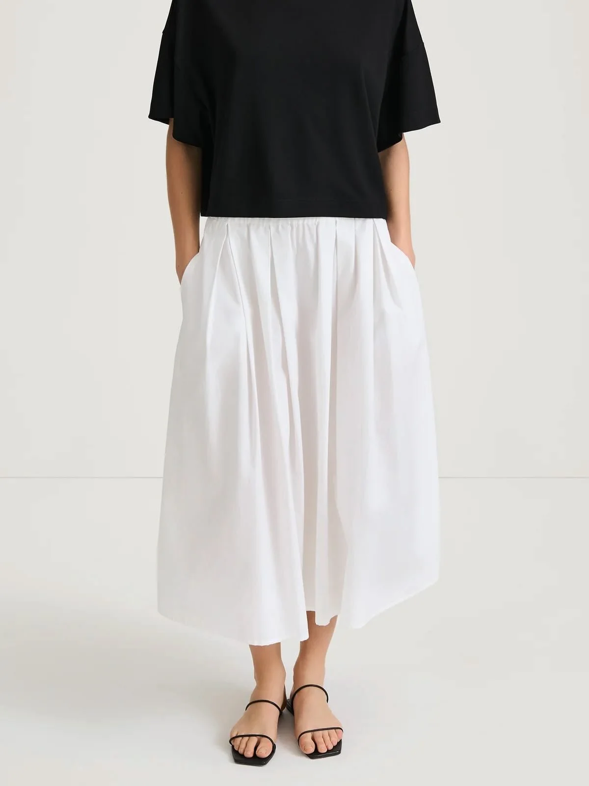 Jorina skj&oslash;rtet fra @worldofstylein 🤍 
- vi har fargene hvit, sort, brun og rosa🌱

Velkommen innom 10-17 i dag.

#stylein #jorinaskirt #timeless #minimalism #neozsandefjord