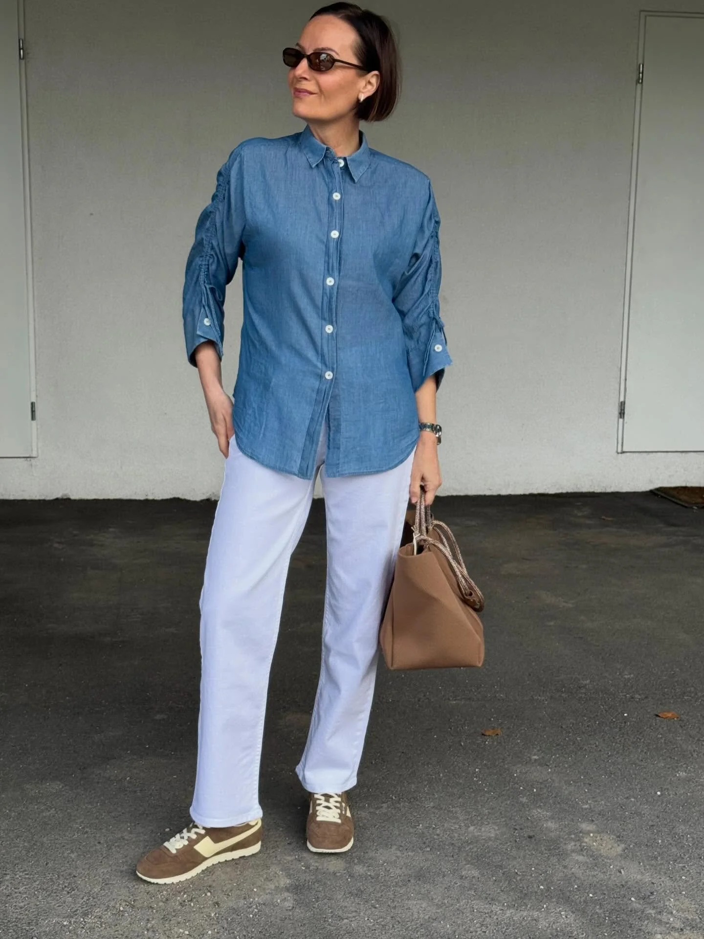 🤍 Hvite jeans, denim skjorte og solbriller.

Velkommen 10-17 i dag🌱

#motherdenim #academia #chimi #autry #stateofescape