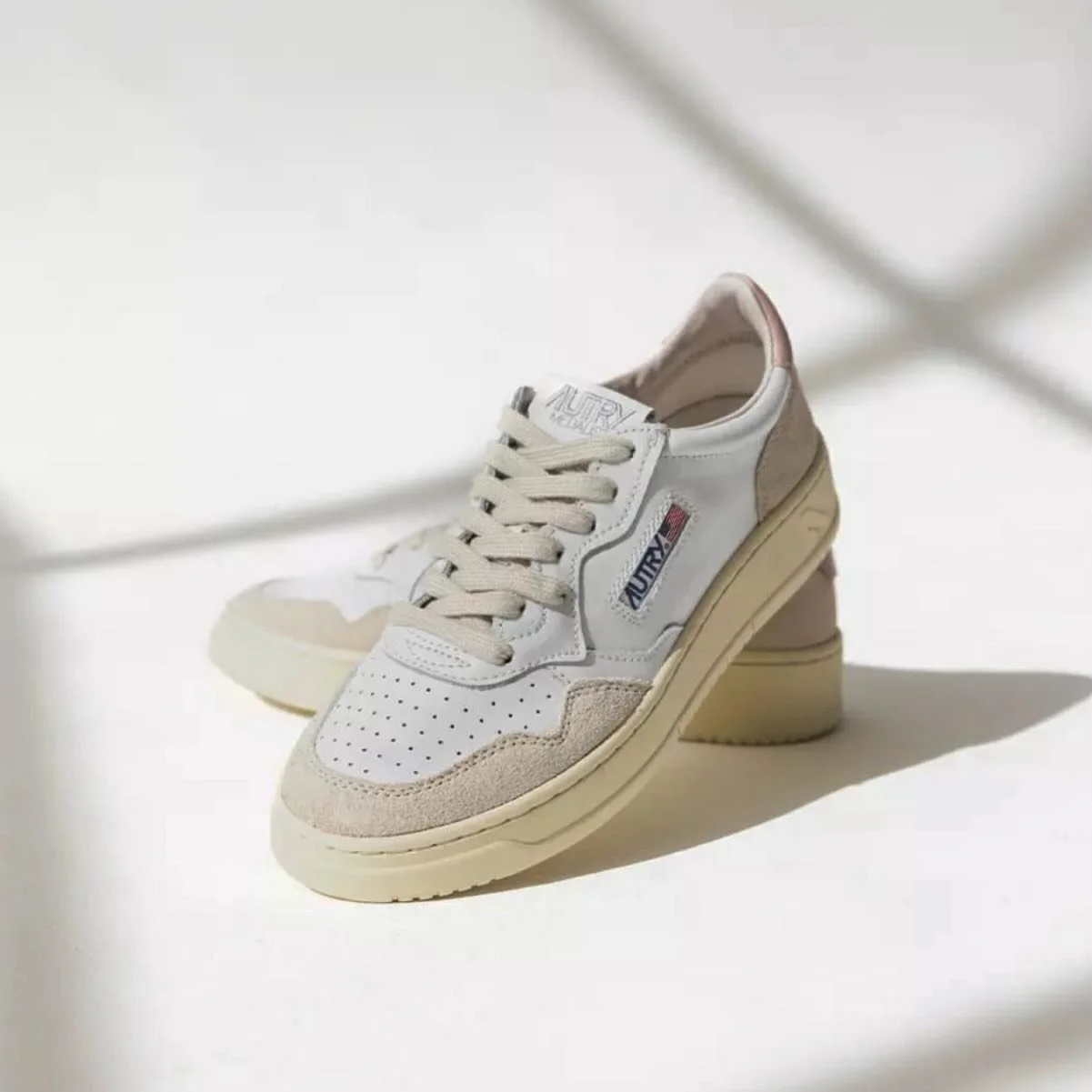 Autry Medalist sneakers🌱
. Medalist er laget av f&oslash;rsteklasses skinn og tilbyr et elegant, tidl&oslash;st og sporty design. 

Velkommen innom 10-17 i dag.

#autry #medalist #sneakers #neozsandefjord