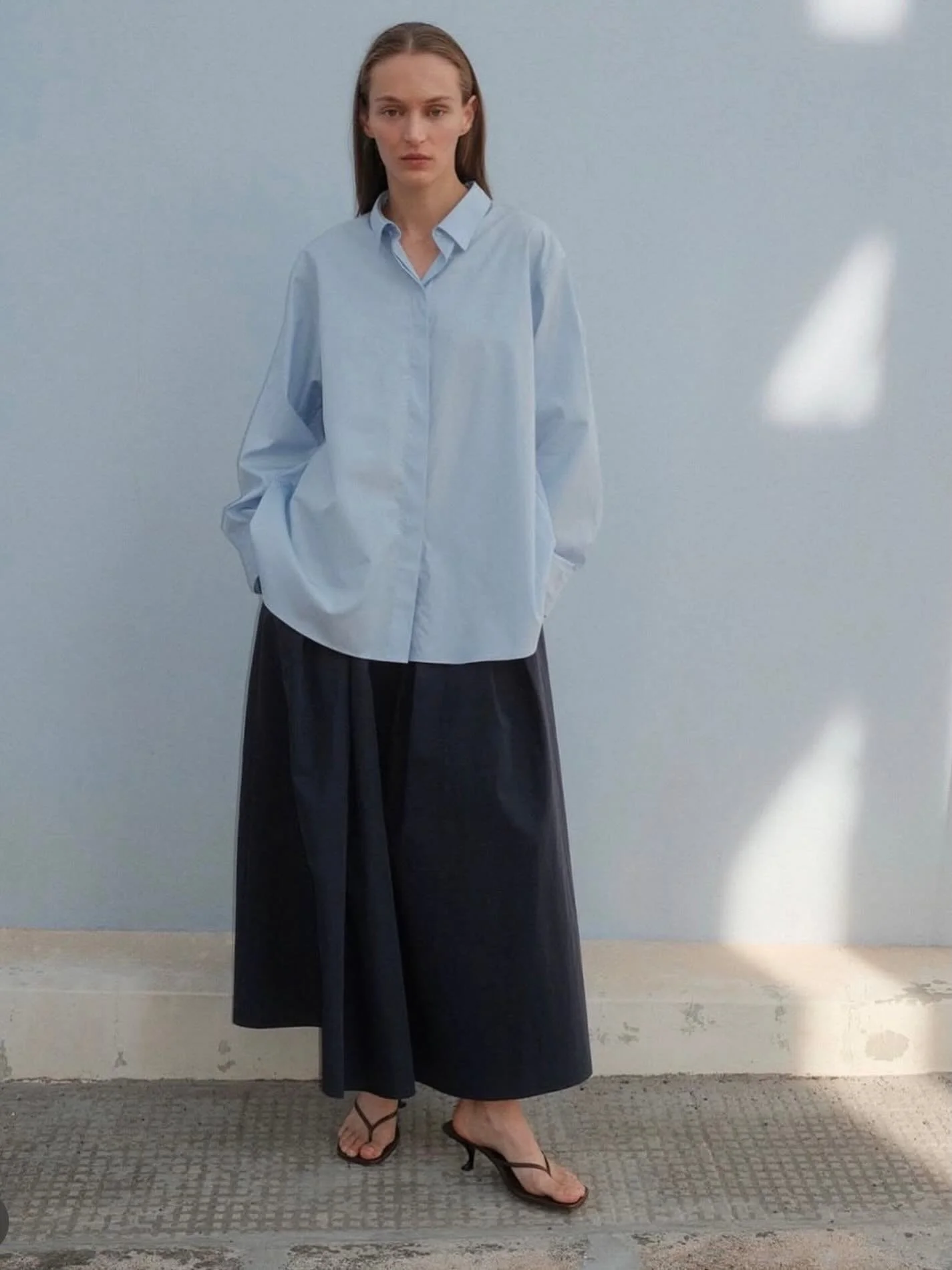 Sorina skj&oslash;rtet i navy fra @worldofstylein 💙

P&aring;skeaften &aring;pent 10-15, Velkommen!

#stylein #sorina #springessentials #neozsandefjord