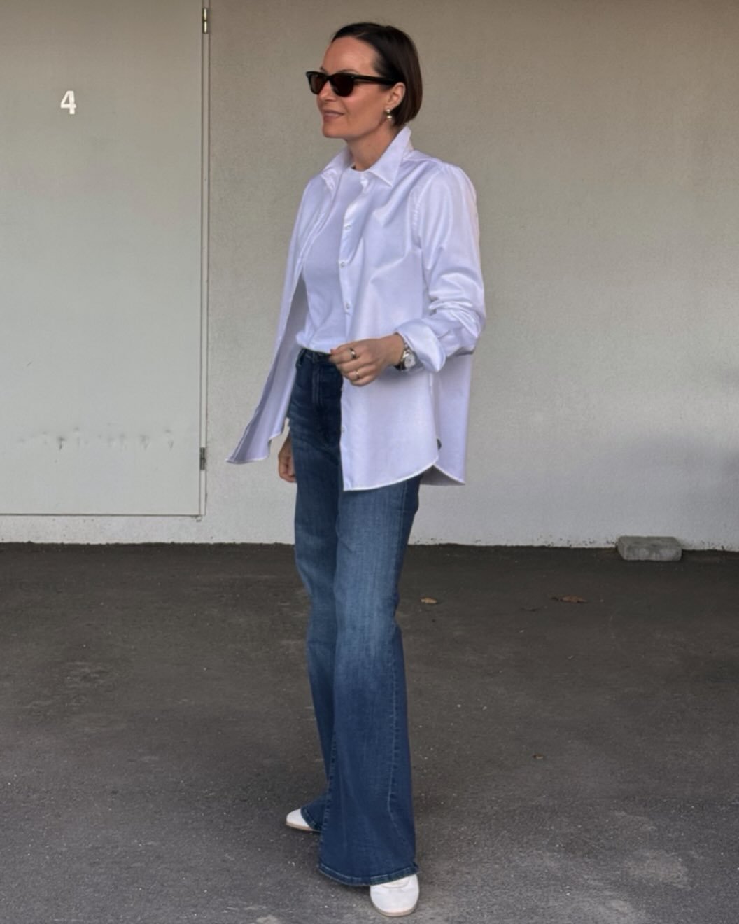 Hvit skjorte og bl&aring; jeans🤍 Enkelt, men elegant!

Velkommen innom 10-17 i dag!

#juliejosephine #motherdenim #jimrickey #timelessstyle #neozsandefjord