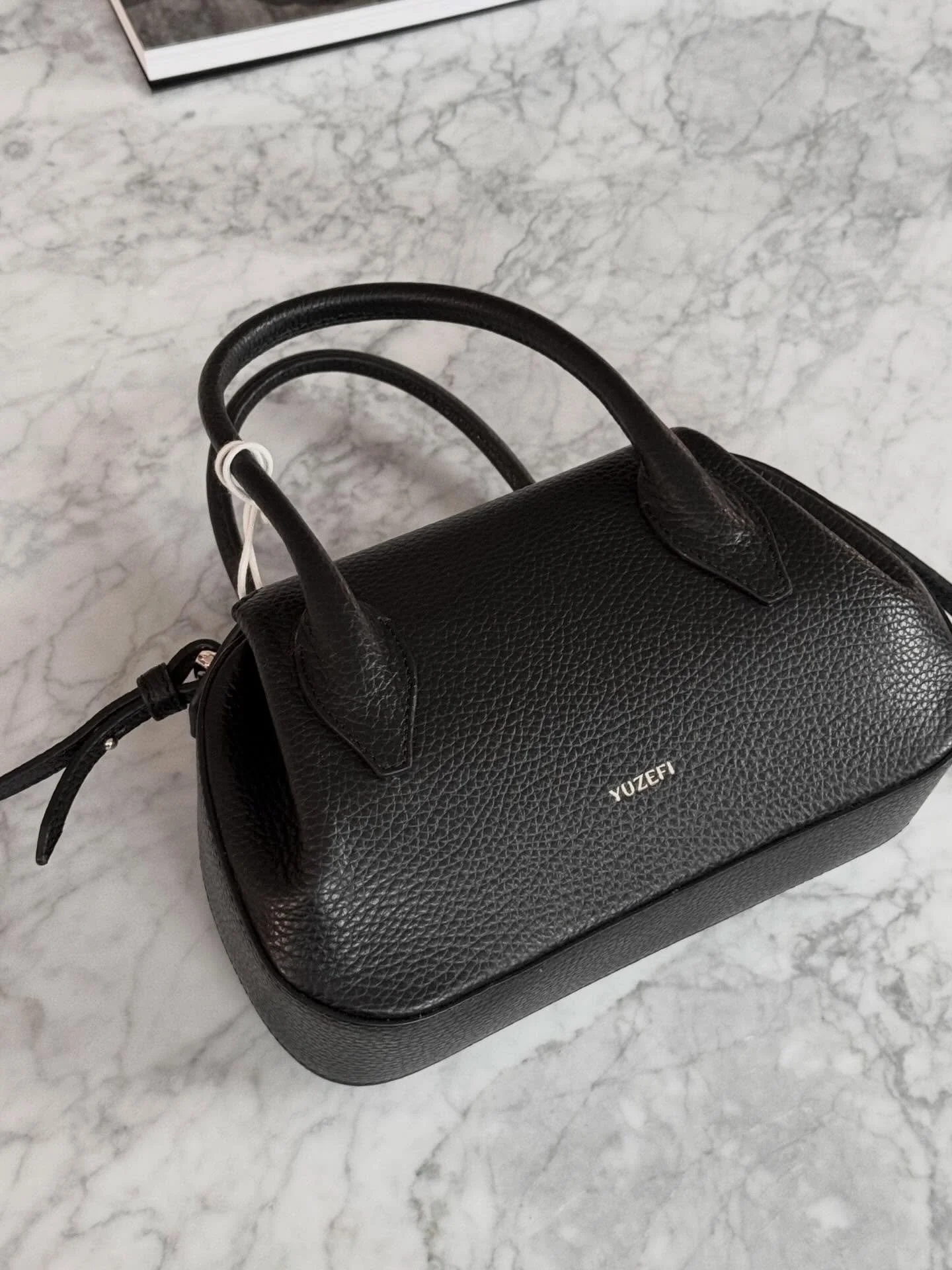 Vi har f&aring;tt ny levering fra YUZEFI - 
skulpturelle vesker i luksuri&oslash;se materialer. Designet i London, h&aring;ndlaget i Europa. 

Kom innom &aring; se utvalget - &aring;pent 10-18 i dag!

#yuzefi #qualityleather #bags #neozsandefjord