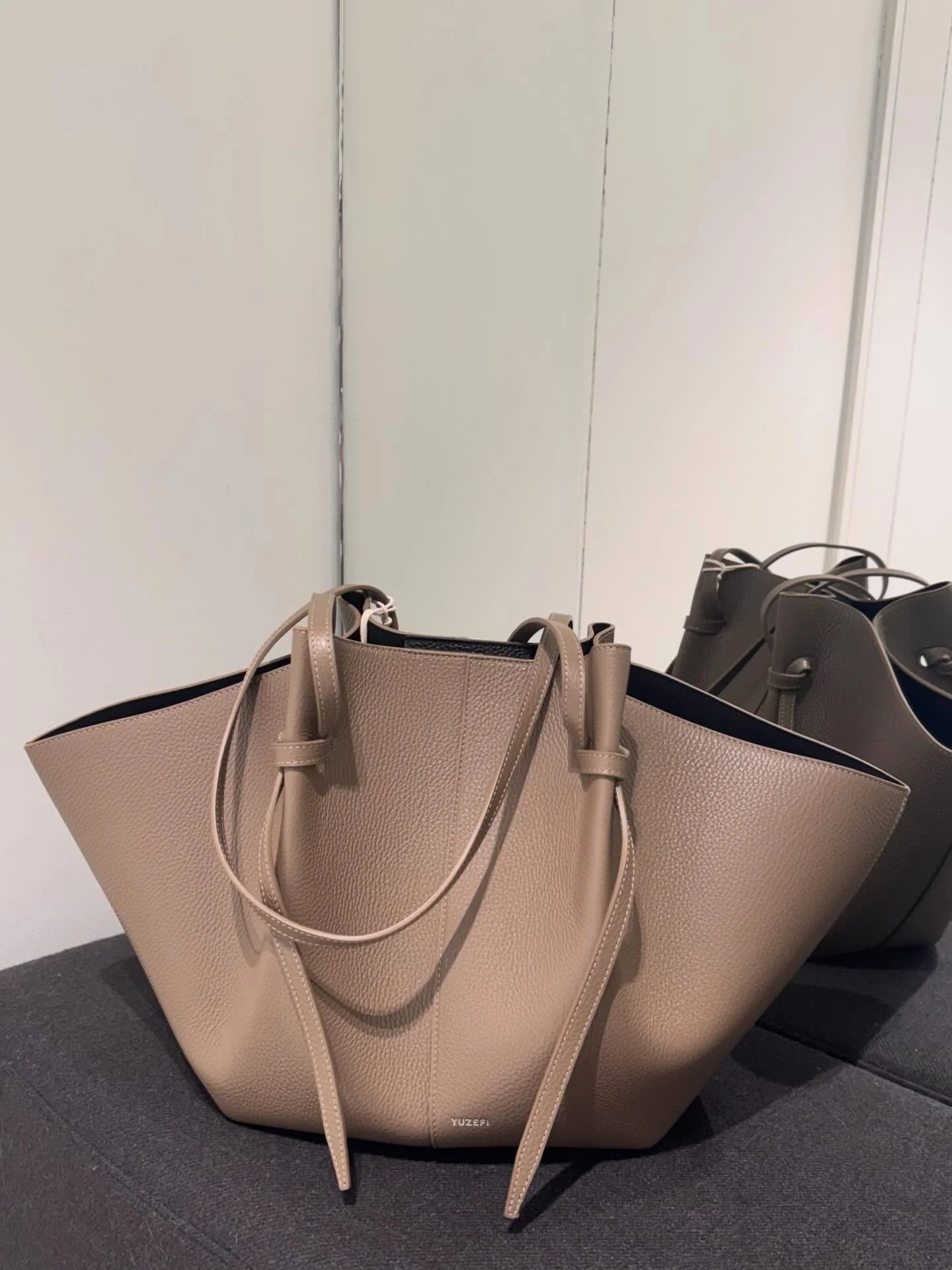 Vesken Mochi Pebble Grain fra YUZEFI st&aring;r h&oslash;yt p&aring; &oslash;nskelisten&hellip;🤎

Velkommen innom 10-17 i dag.

#yuzefi #leatherbags #newin #neozsandefjord