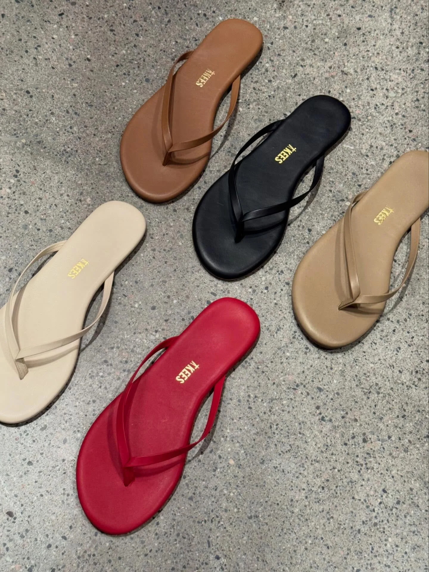 Tkkes sandaler - sommerens tilbeh&oslash;r ☀️
Lette, stilrene og perfekte til alt fra stranddager til sene sommerkvelder.

Velkommen innom 10-17 i dag!

#sommerstil #sandaler #tkkes #summervibes