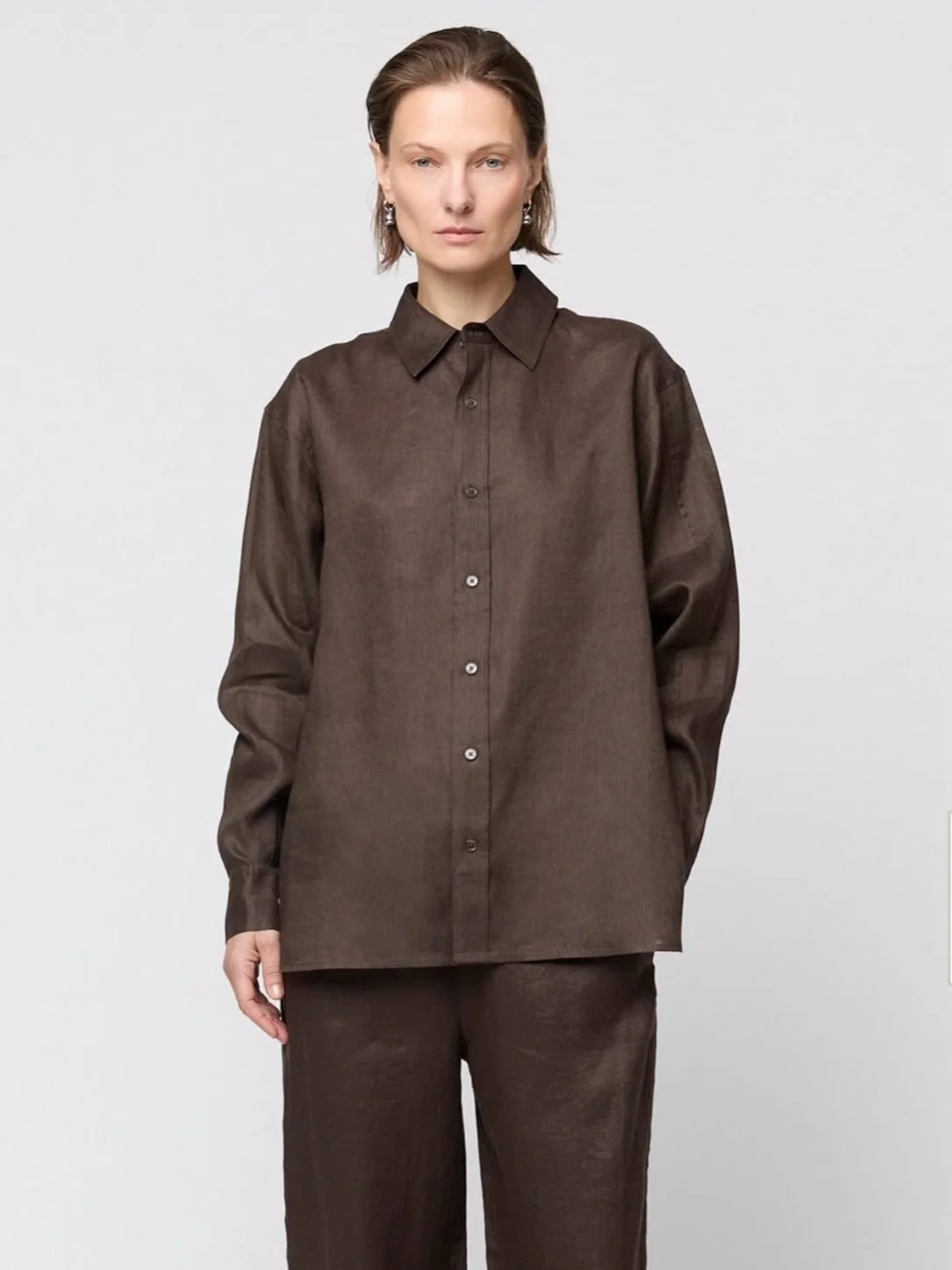 Det er noe med lin 🤎 Det kr&oslash;ller, men p&aring; den fine m&aring;ten. Skjorte og bukse fra @fallwinterspringsummer 

Velkommen innom 10-16 i dag🌱

#fwss #newin #lin #summersessentials #neozsandefjord