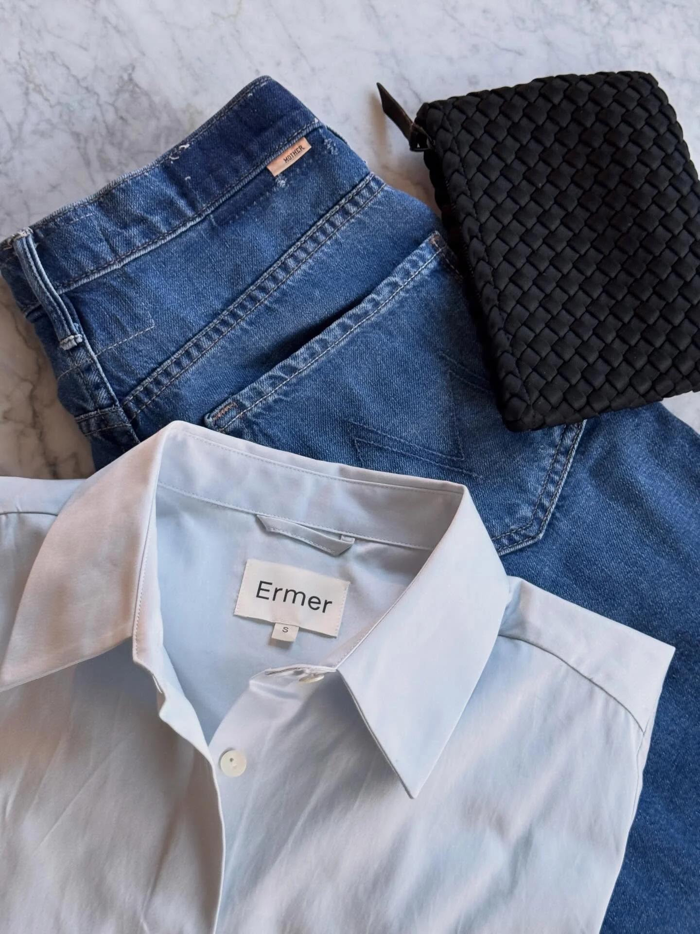 Ha en fin s&oslash;ndag🌱 Ses i morgen 10-17.

Skjorte fra Ermer &bull; Mother jeans &bull; Naghedi clutch