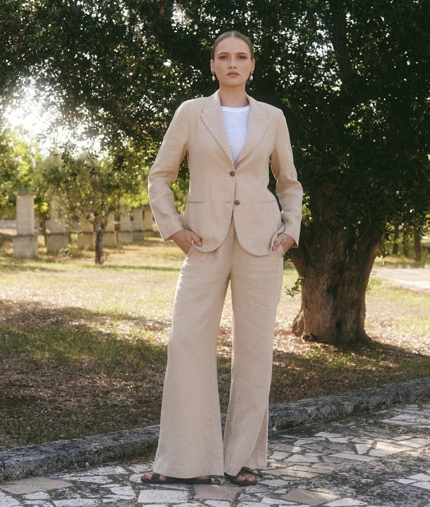 Blazer og bukse fra @stenstroms_official 🌾

Velkommen innom 10-18 i dag.

#stenstr&oslash;ms #linen #suit #neozsandefjord
