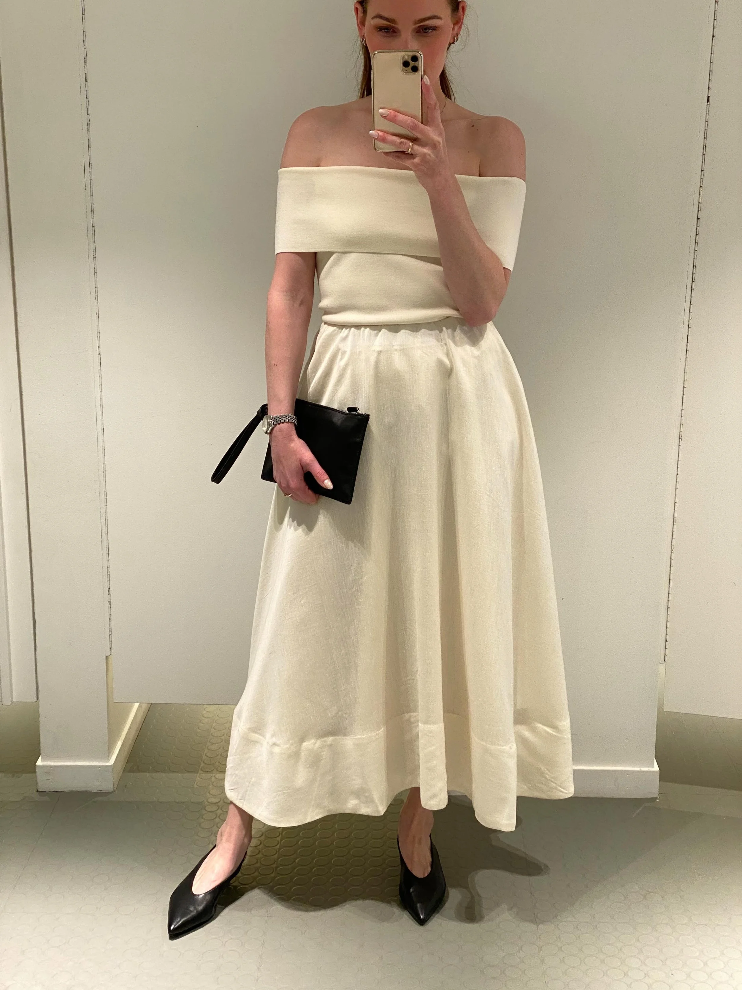 Sofistikert og elegant fra FWSS 🤍 
Off-Shoulder topp, skj&oslash;rt med volum og sorte detaljer!

Velkommen innom 10-17 i dag🌸

#fwss #news #timless #elegance #neozsandefjord