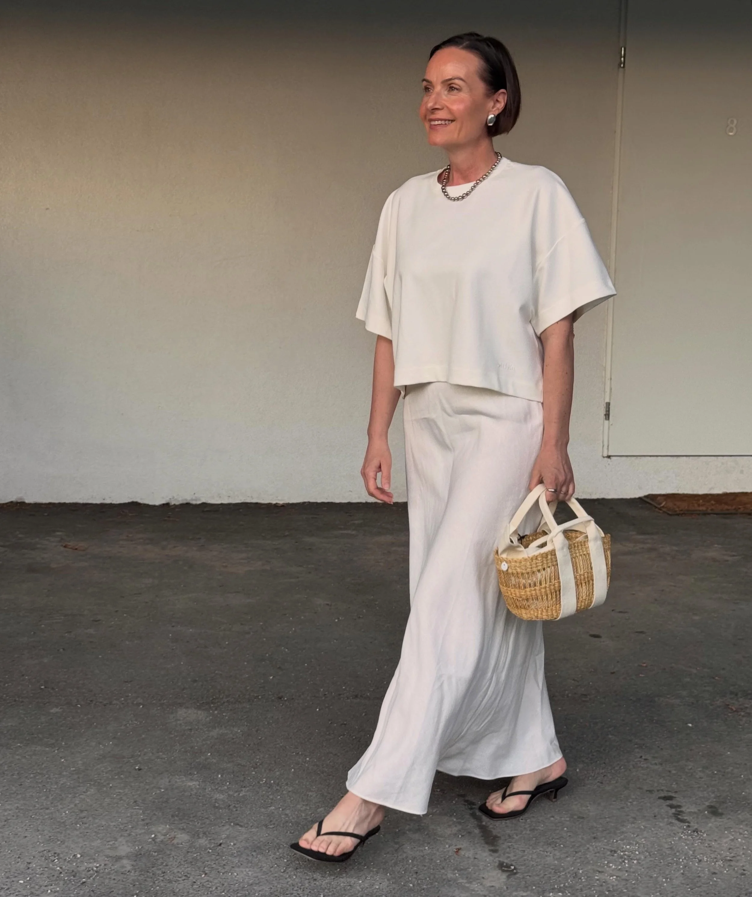 Vi velge helhvitt for sommeren✔️
 Rails linskj&oslash;rt &bull; Stylein t-shirt &bull; Muun str&aring;veske &bull; Tkees Julia sandaler.

Pinseaften har vi &aring;pent 10-15. Velkommen!

#railsclothing #stylein #muun #tkees #neozsandefjord