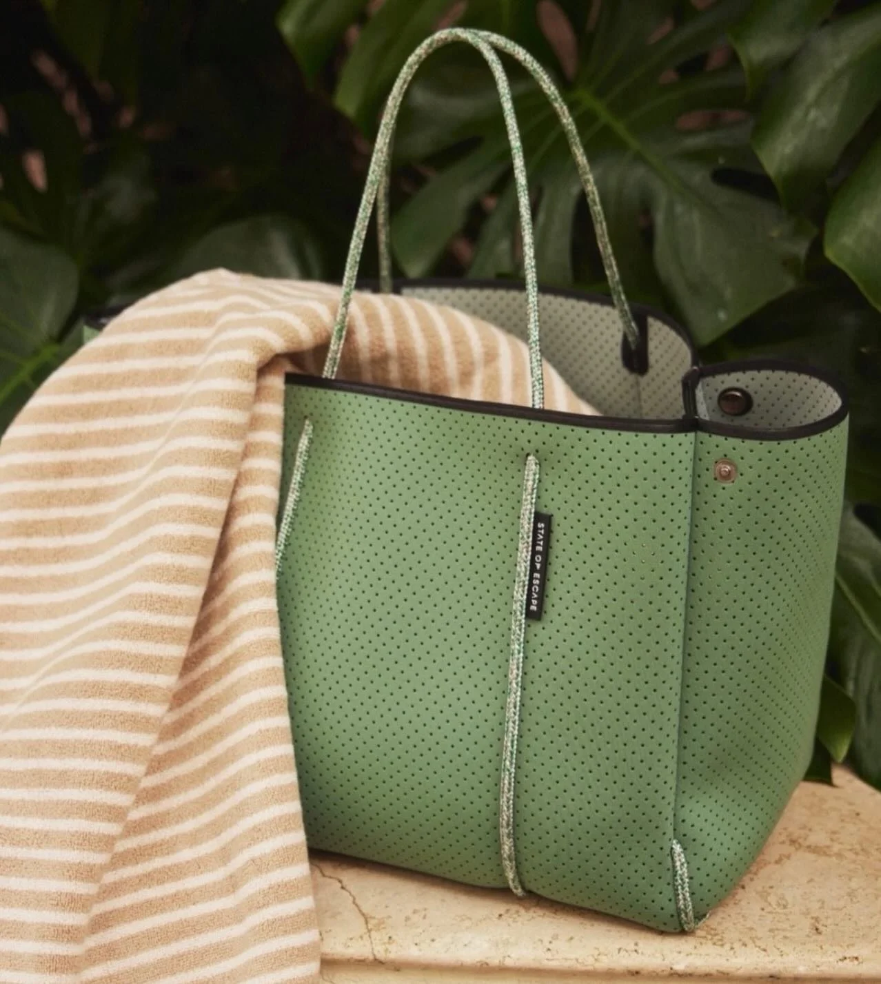Escape Tote i ny fresh farge @stateofescape 🍀
En lett og anvendelig hverdagsveske i neopren. 

Velkommen innom 10-17 i dag.

#stateofescape #neoprenbag #timeless #neozsandefjord