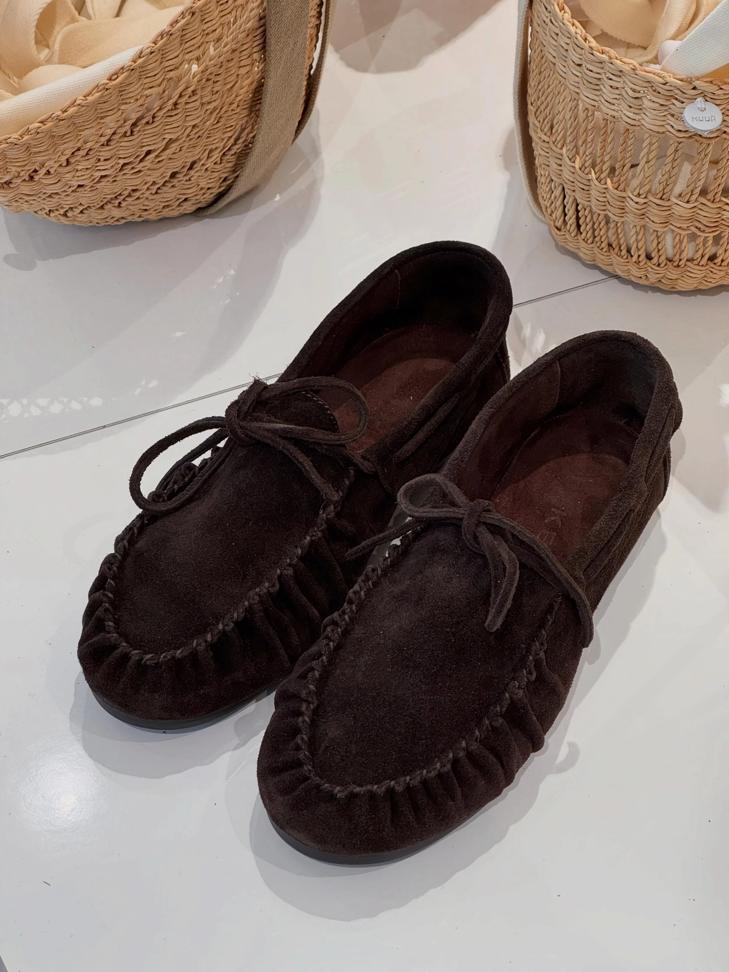 Rowan Loafers fra  Bukela i brunt skinn. En tidl&oslash;s sko med  sn&oslash;ring foran og et slip-on design som gj&oslash;r de enkle &aring; ta av og p&aring;.🌿

Velkommen innom 10-18 i dag!

#bukela #loafers #suedeleather #neozsandefjord