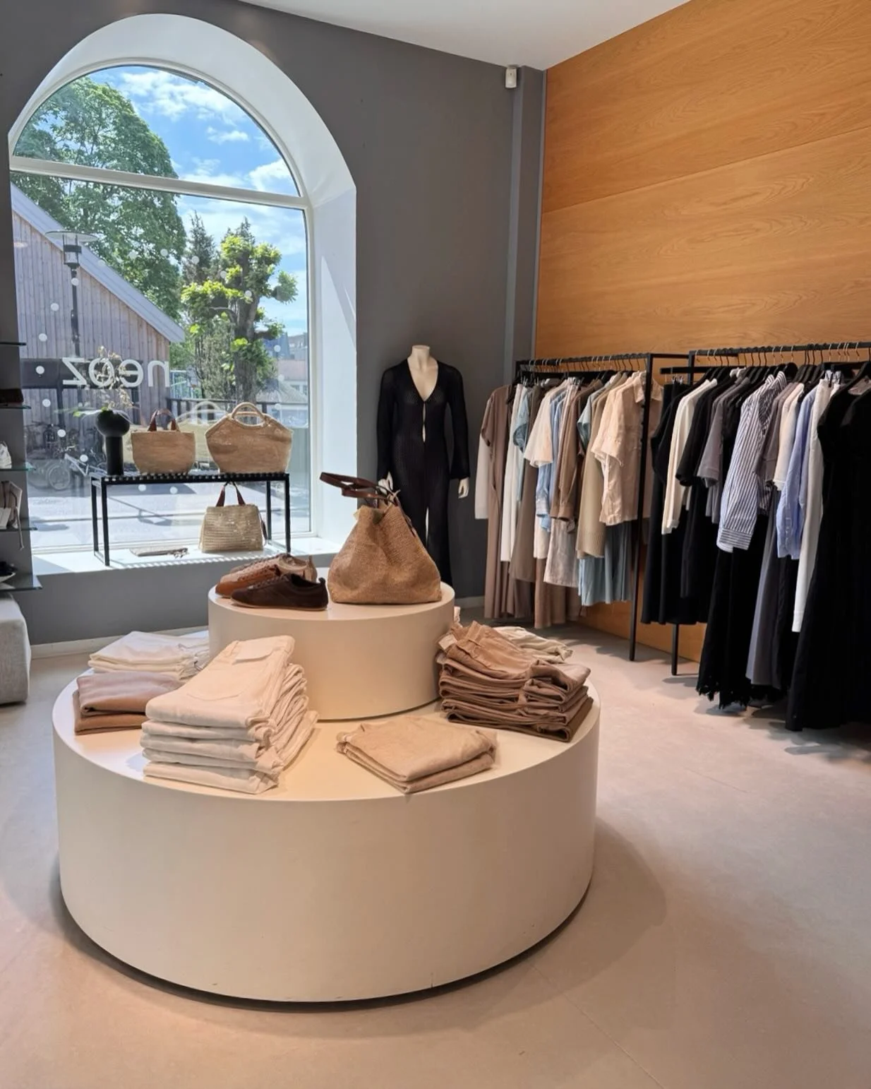 Butikken er fylt opp med fine sommervarer 🌾Linprodukter, str&aring;vesker, solbriller, sandaler ++
Kom innom og finn dine favoritter, &aring;pent 10-16 i dag🌾

#summerfeelings #timelesspieces #neozsandefjord