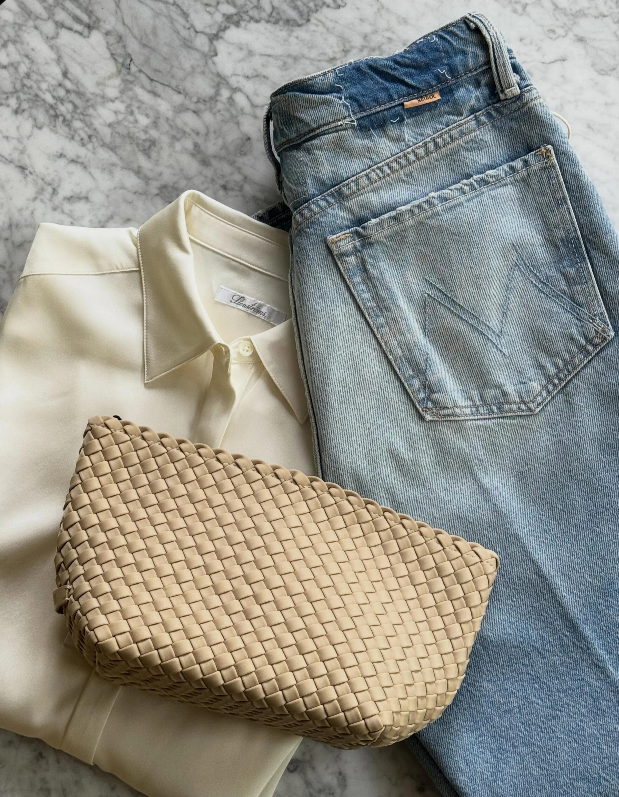 Det trenger ikke v&aelig;re komplisert for &aring; v&aelig;re fint.
Lyse jeans fra Mother og klassisk silkeskjorte fra Stenstr&oslash;ms🤍

Velkommen innom 10-17 i dag.

#motherdenim #stenstr&oslash;ms #naghedi #timelesspieces #neozsandefjord