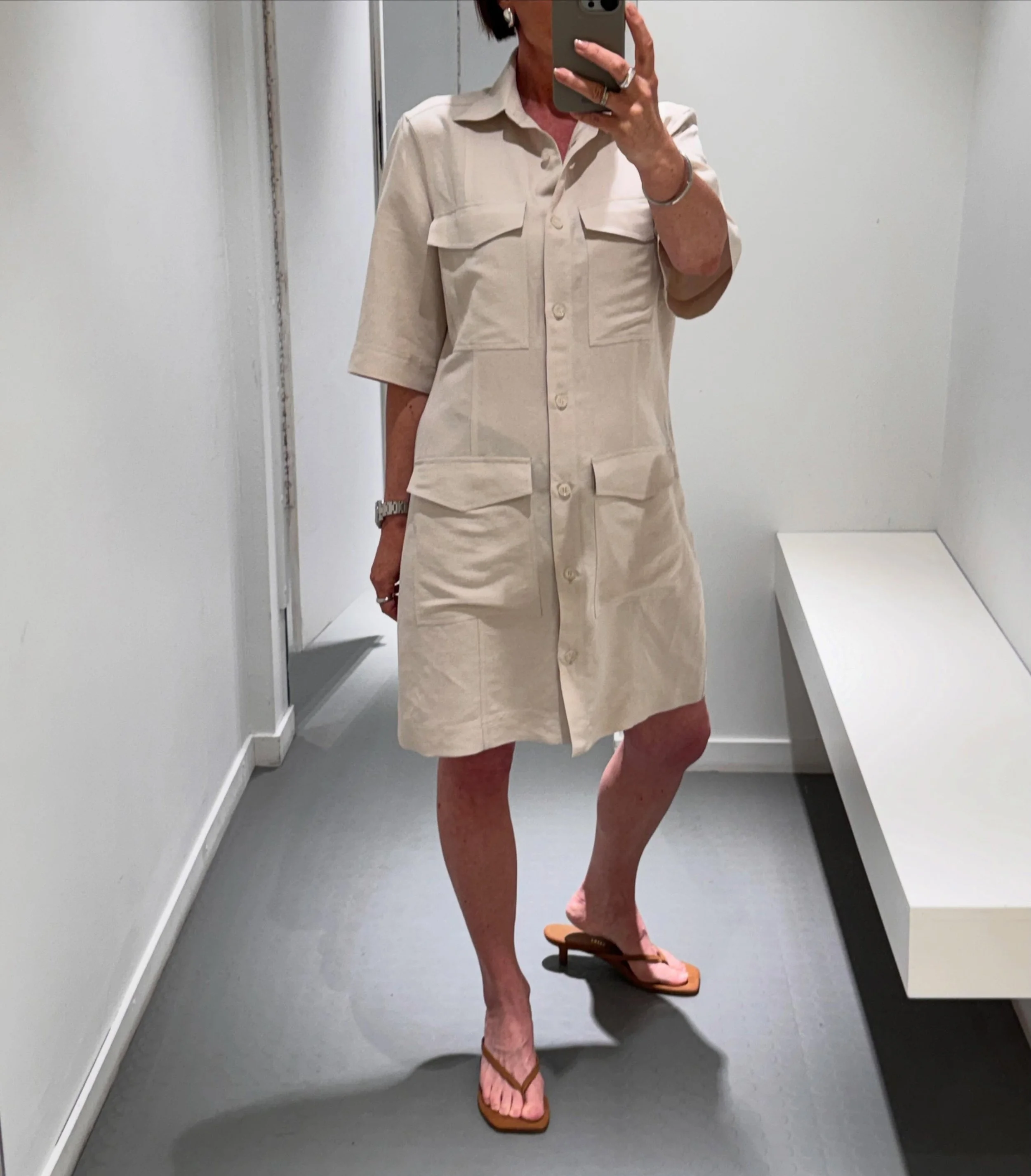 Lyse toner for lyse dager🤍
En klassisk og enkel kjole i linkvalitet fra Academia &bull; Sandaler med hel fra Tkees.

Velkommen 10-17 i dag 🍀

#academia #summerdress #tkees #sandals #neozsandefjord