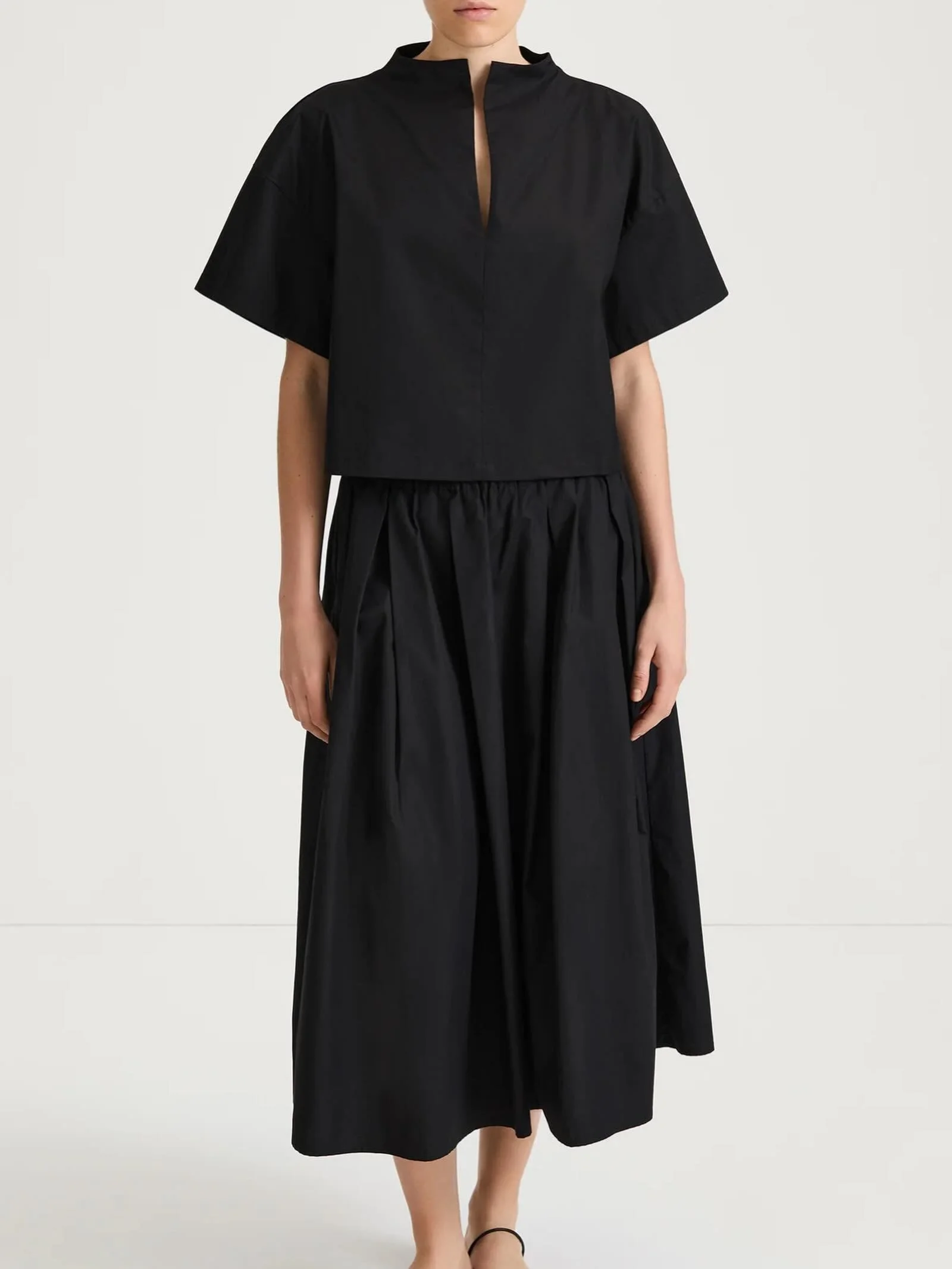 Sort skj&oslash;rt og topp i poplin &ndash; klassiske snitt, et moderne uttrykk og en kvalitet du vil bruke igjen og igjen ♡ 
@worldofstylein 

Velkommen innom 10-18 i dag!

#stylein #scandinavianstyle #timelessfashion #neozsandefjord