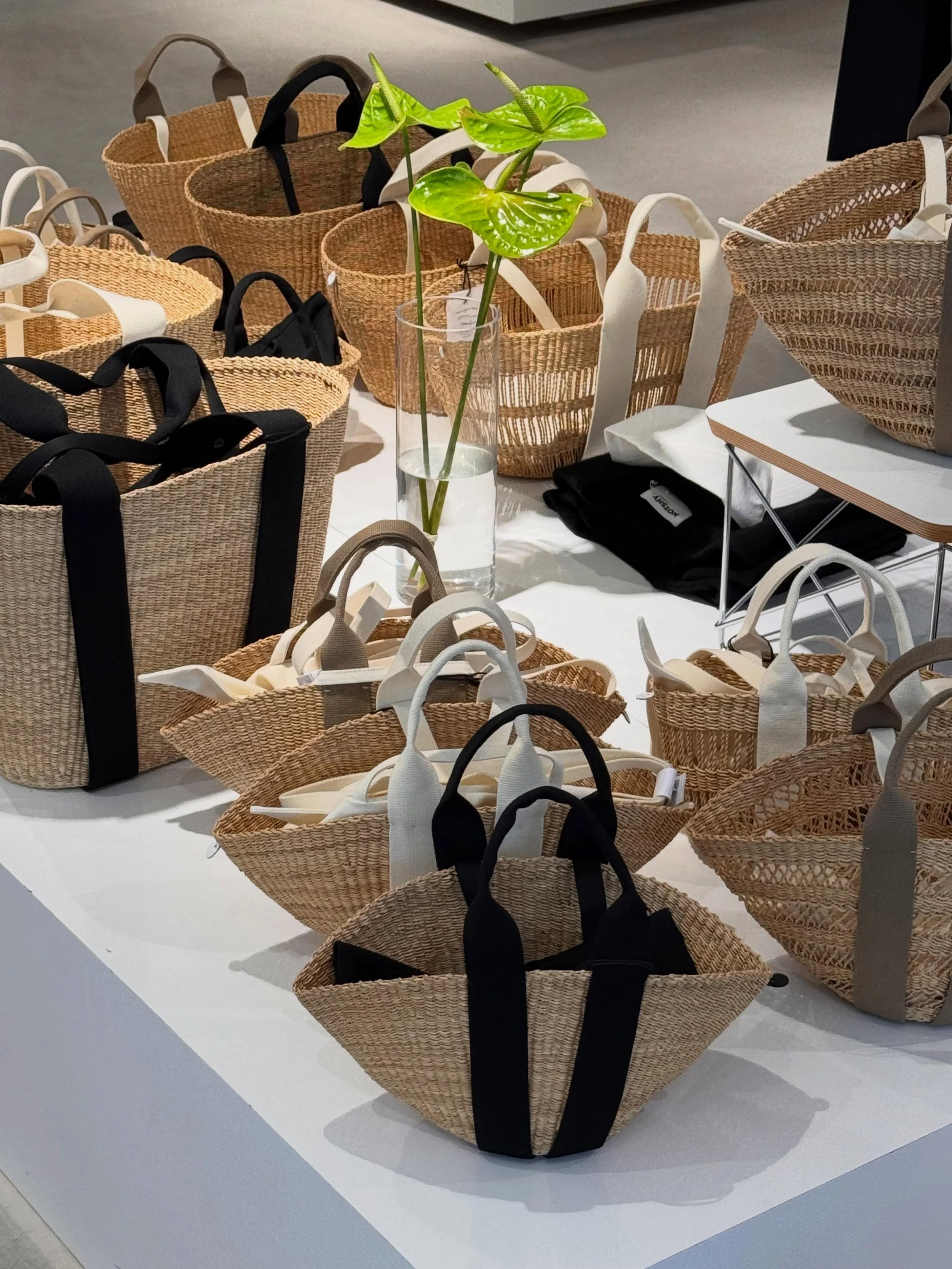 MUUŇ - Str&aring;veskene er absolutt sesongens tilbeh&oslash;r! 
De er estetisk fine, tidl&oslash;se og unike🤎

Velkommen innom 10-18 i dag.

#muun #raffiabags #neozsandefjord
