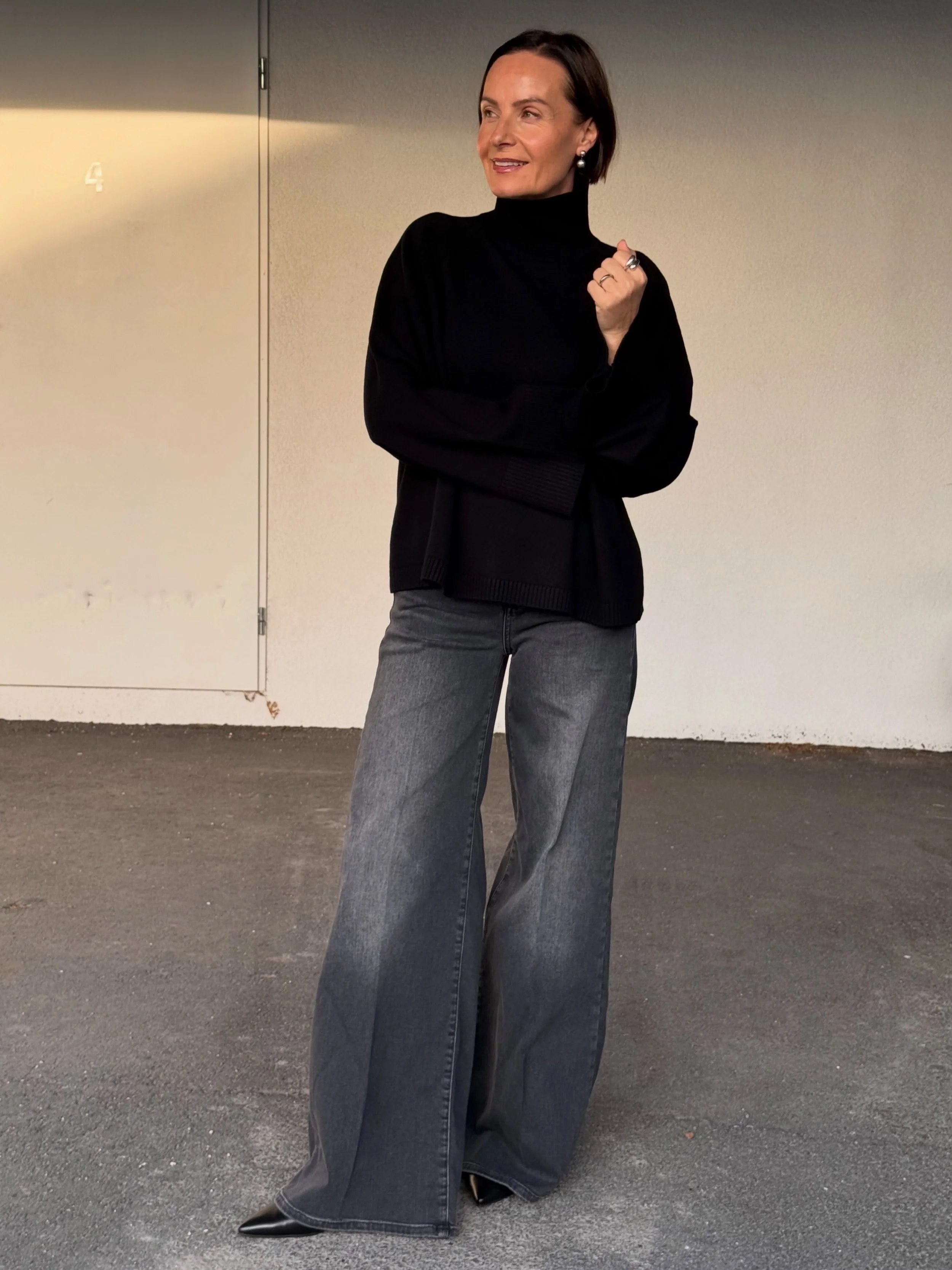 Sort og gr&aring;tt &ndash; en tidl&oslash;s kombinasjon for h&oslash;sten 🖤🩶
Seductive jeans og FWSS genser.

Velkommen innom 10-17 i dag.

#seductive #fwss #fallcollection #timeless #neozsandefjord