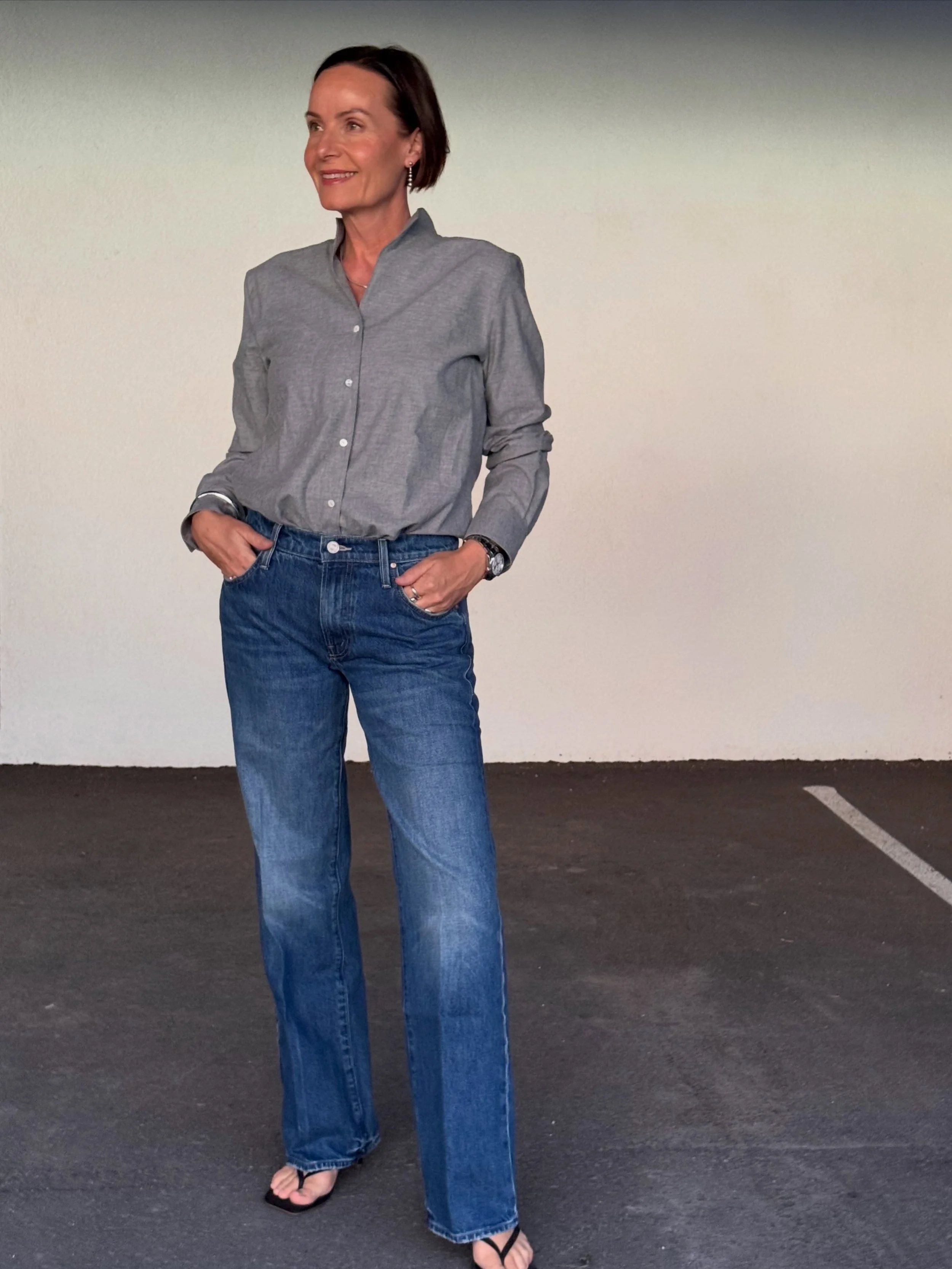 Den perfekte hverdagsuniformen: jeans og skjorte. Enkelt og tidl&oslash;st🩶

Mother jeans &bull; Xacus skjorte.

Velkommen innom 10-17 i dag.

#motherdenim #xacus #timeless #minimalism #neozsandefjord